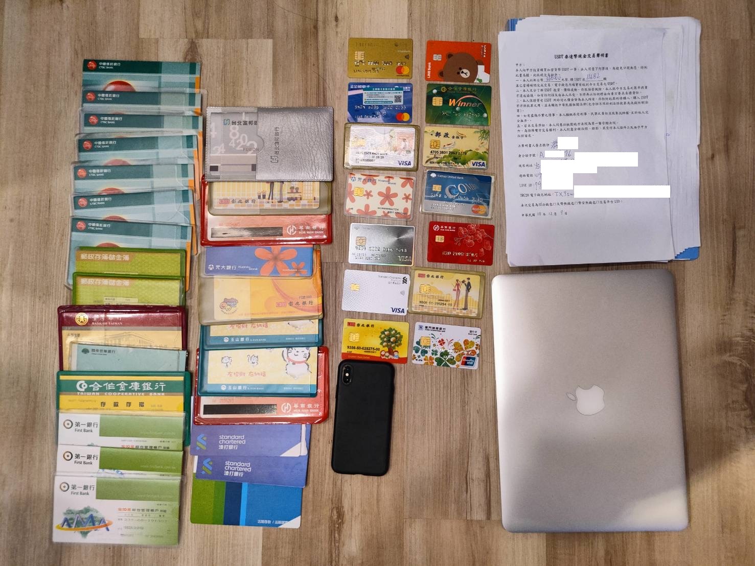 警方起出帳戶存摺、被害人身分證件等大量贓證物。（翻攝畫面）