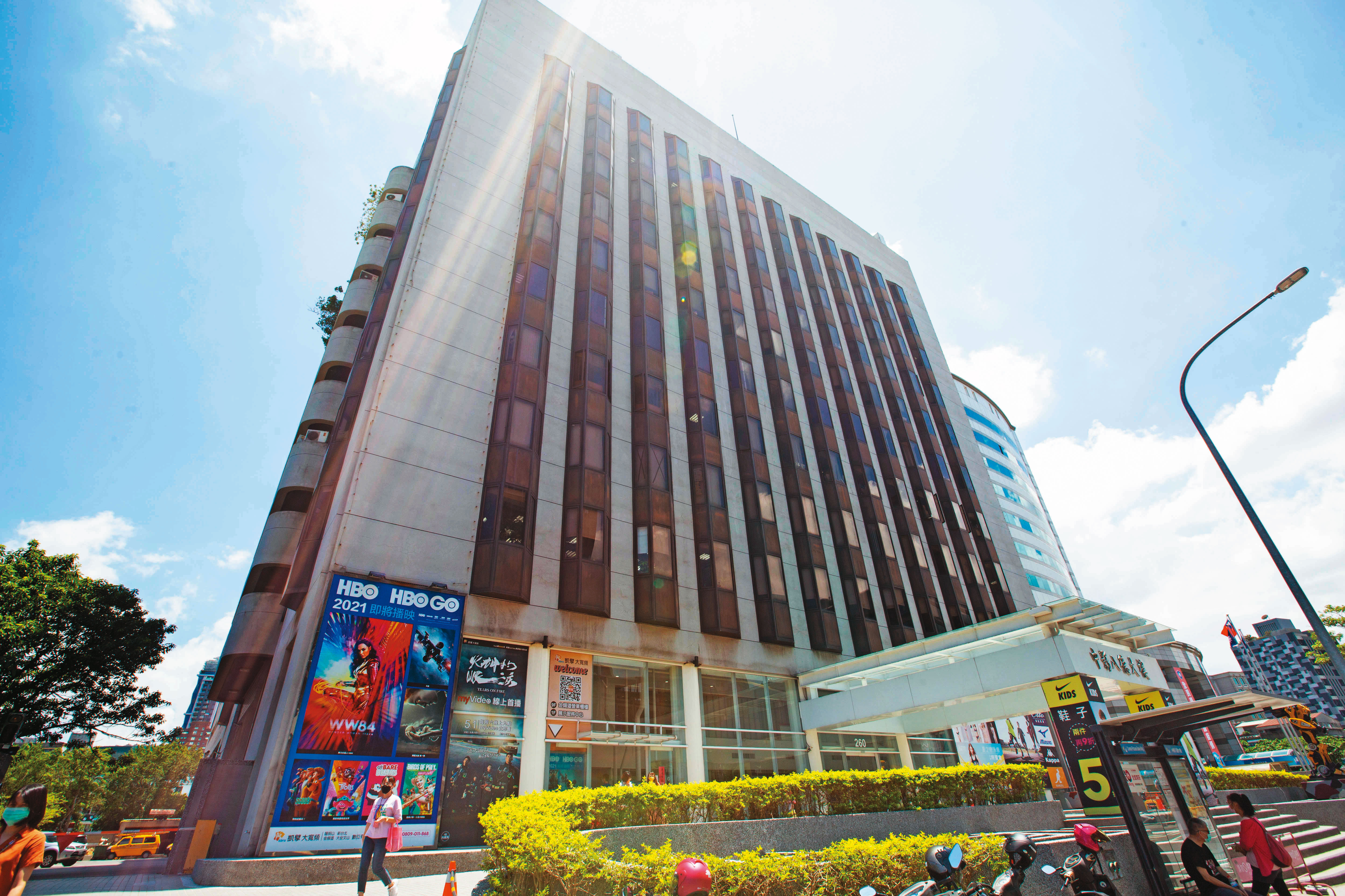 台北市八德路上的華夏大樓（圖）是中影資產，2006年中影出售後爆發糾紛。