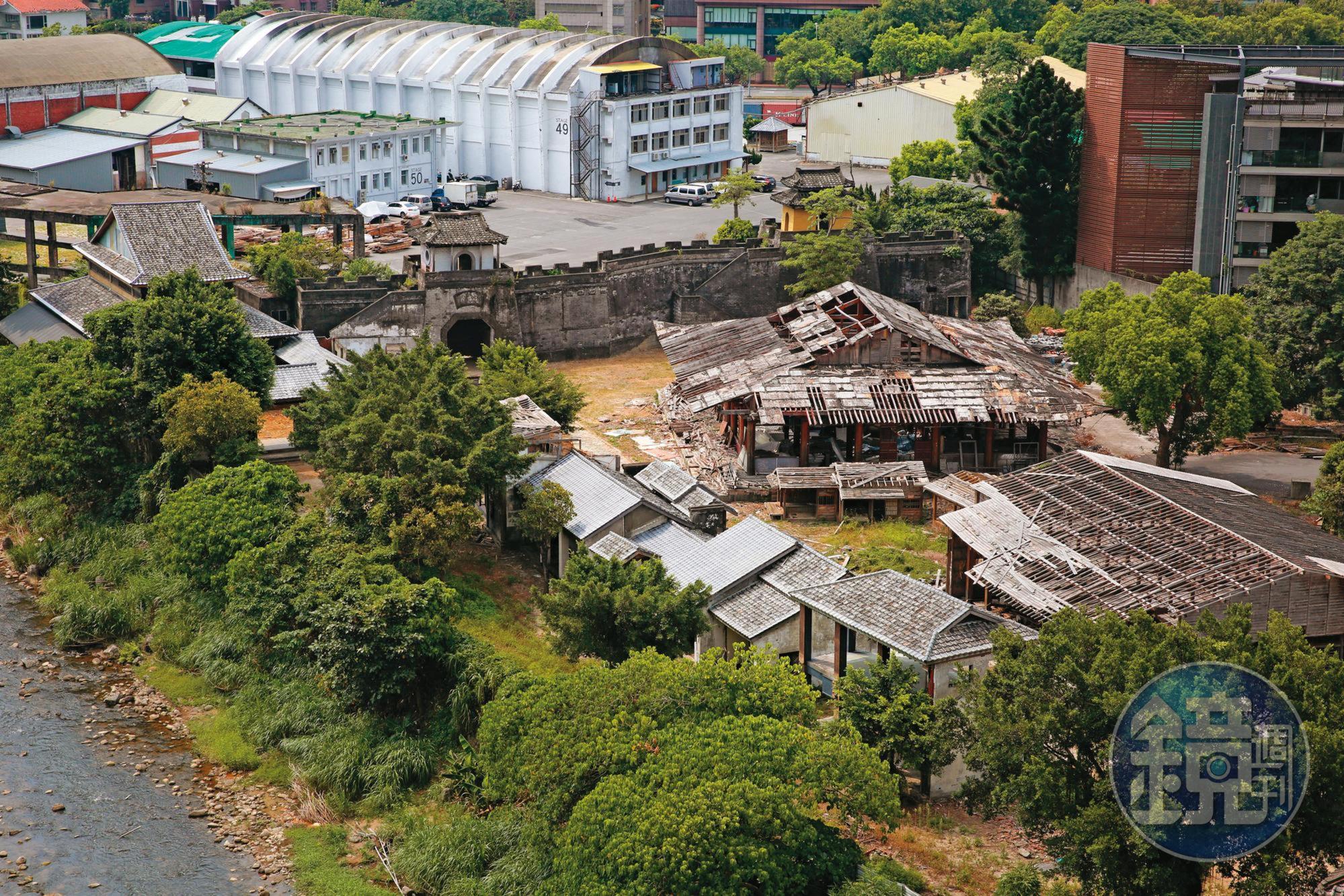 郭台強2006年親自出面買中影,但因擔心影響事業,以妻子之名簽約。
