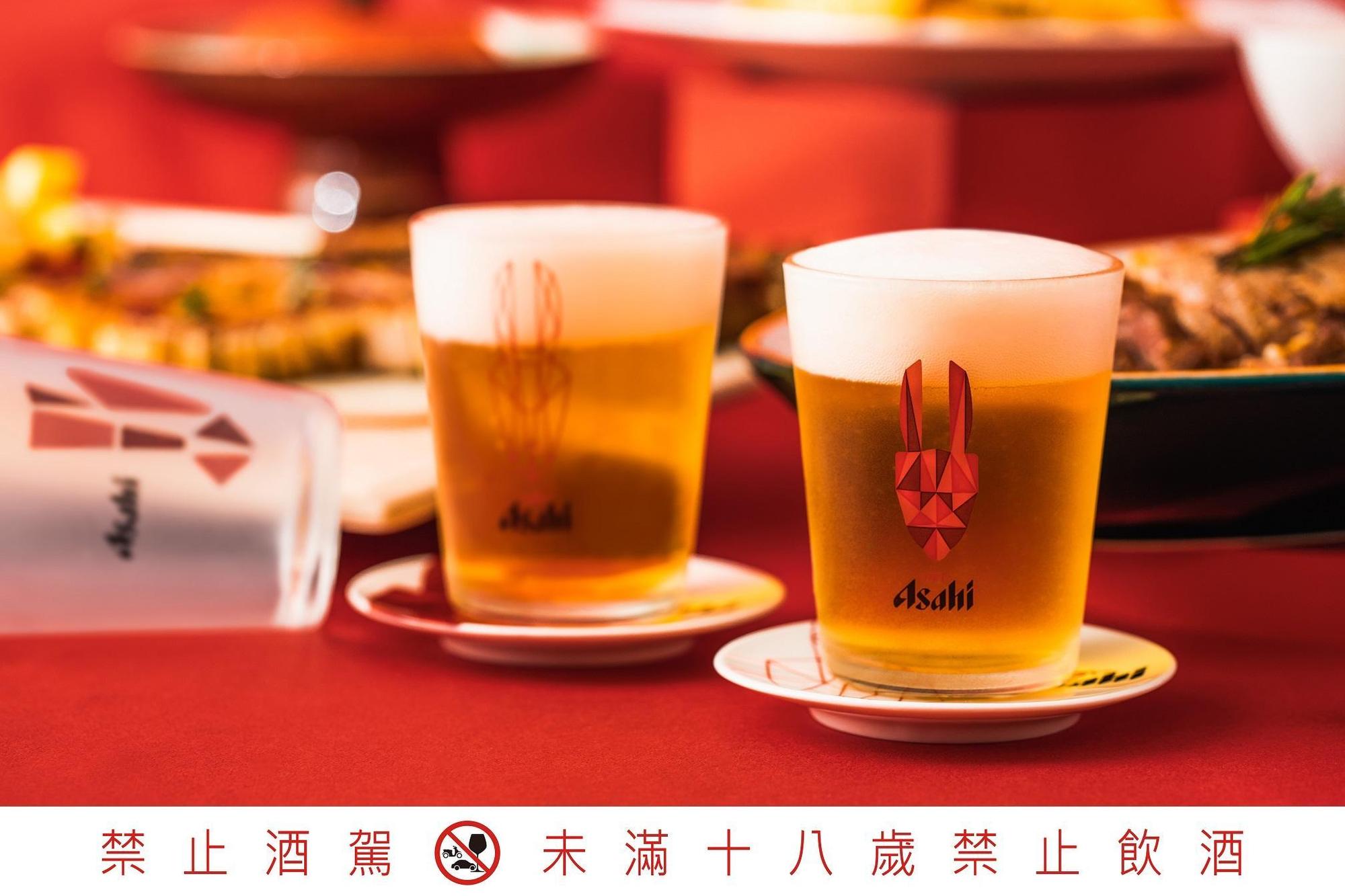 用只送不賣的兔兔台式啤酒杯喝啤酒更加暢快。(臺灣朝日啤酒提供)