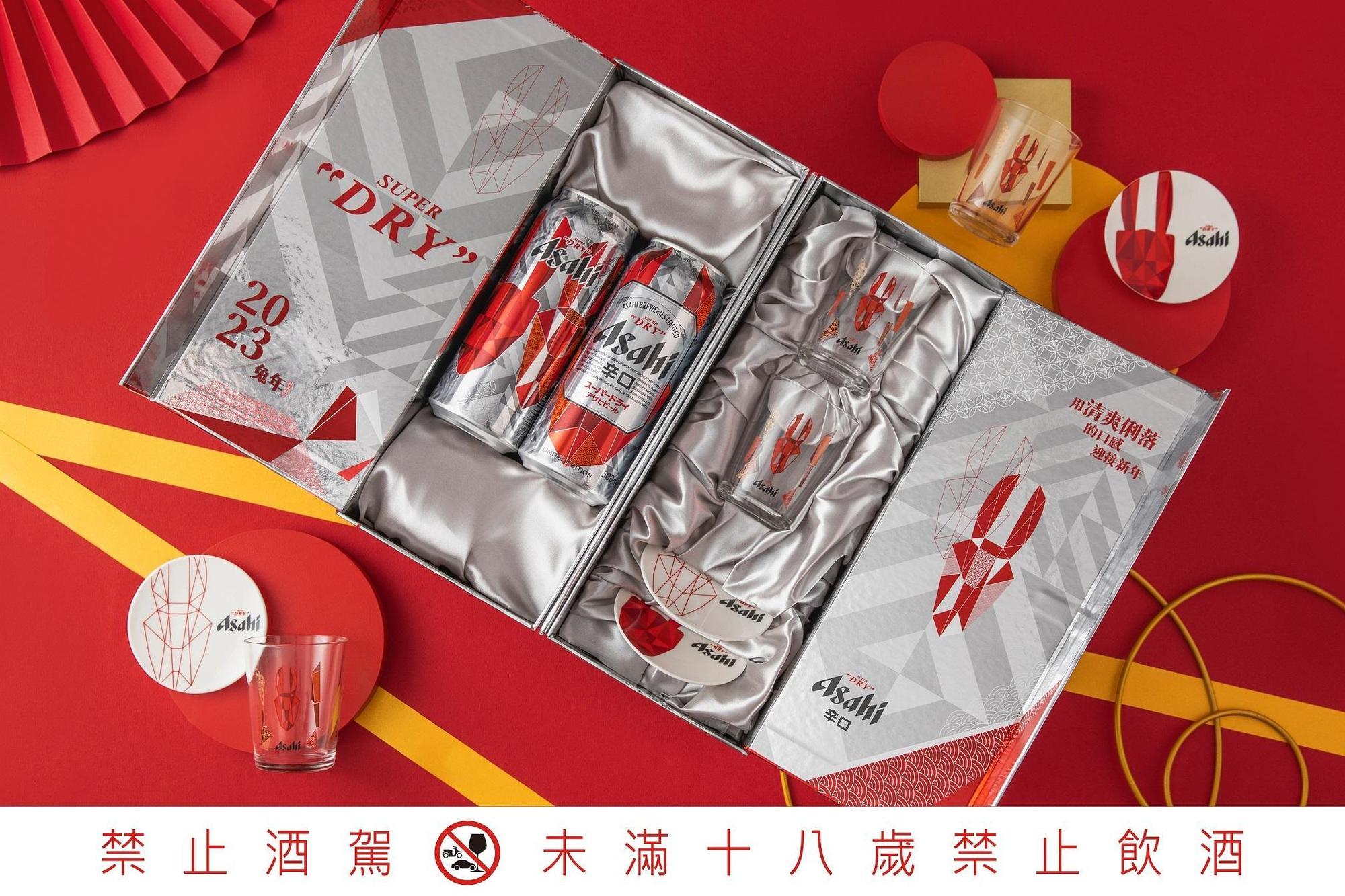 鎖定品牌官方粉絲團與LINE帳號,還有機會獲得兔年限定版禮盒。(臺灣朝日啤酒提供)
