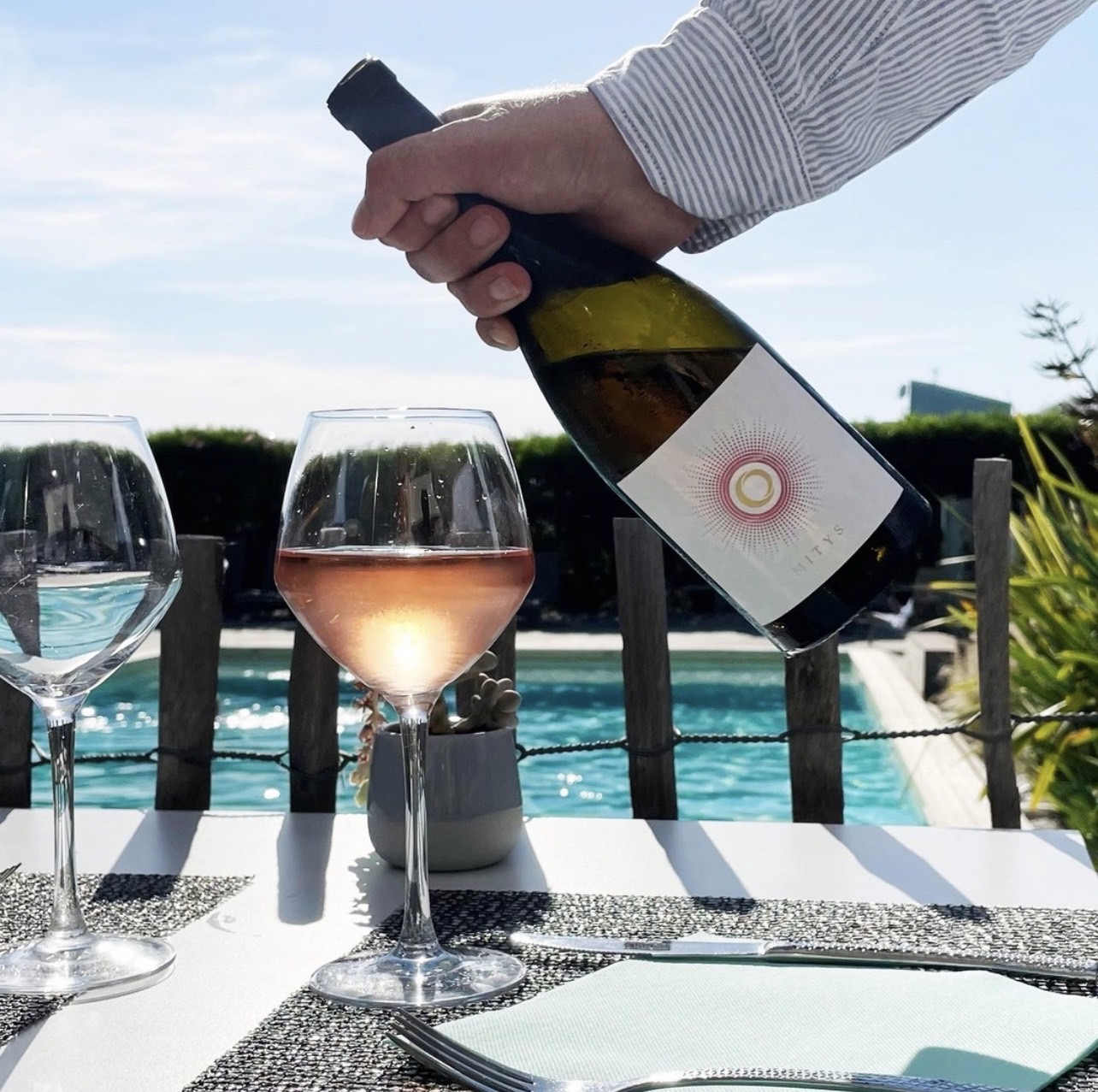 年輕法國酒品牌「MITYS Rosé粉紅酒」酒體帶有完熟荔枝、水梨、莓果迸發的香甜。（在粉紅海岸上股份有限公司提供）