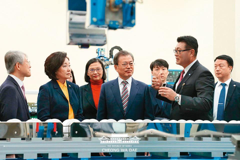 環球晶工廠遍布各地，圖為徐秀蘭與南韓前總統文在寅，於環球晶子公司MEMC Korea新廠視察300mm晶圓切割。（翻攝自青瓦臺twitter）