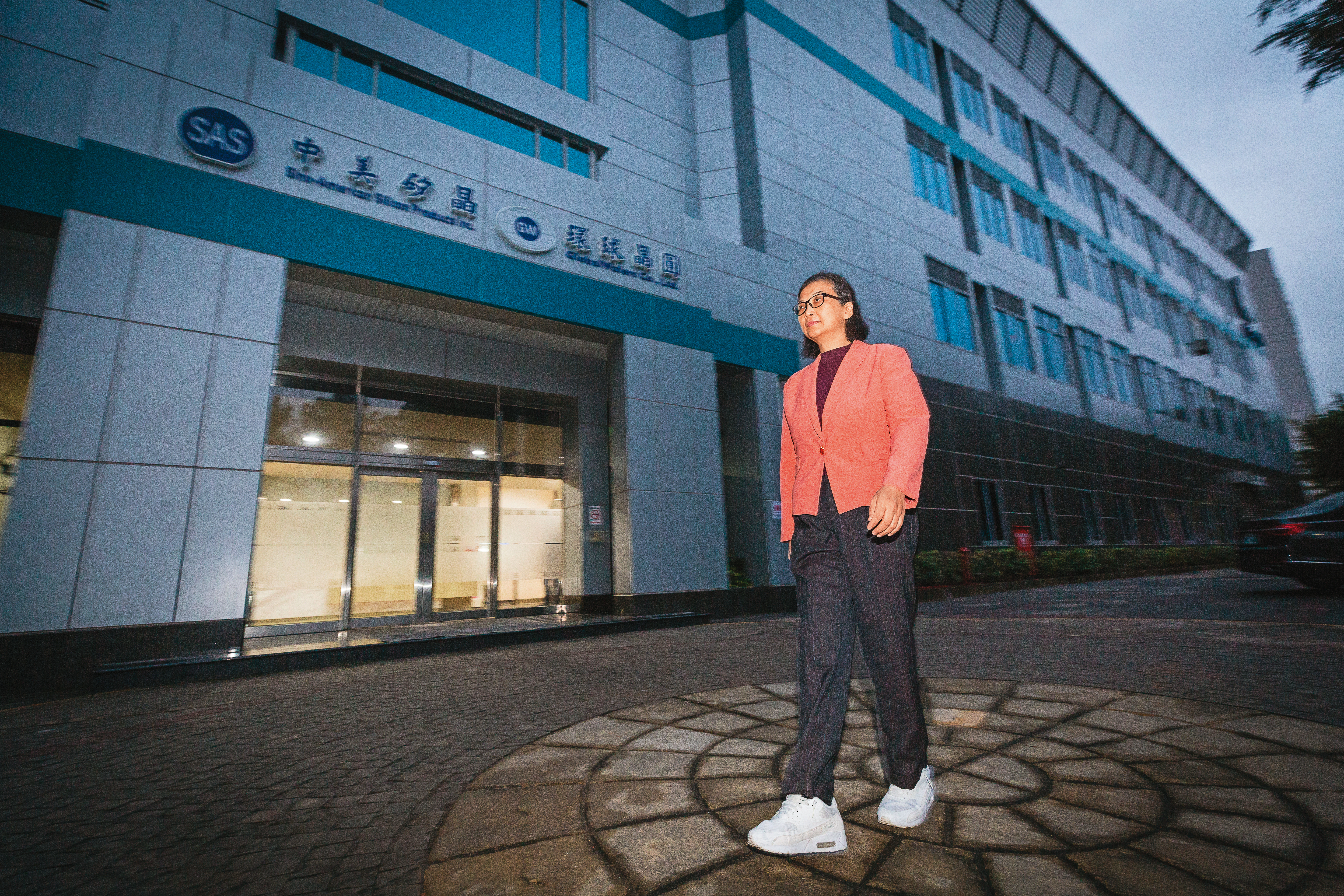 徐秀蘭經常在天都還沒亮的時候，就早早打卡上班，每天工作近18小時。