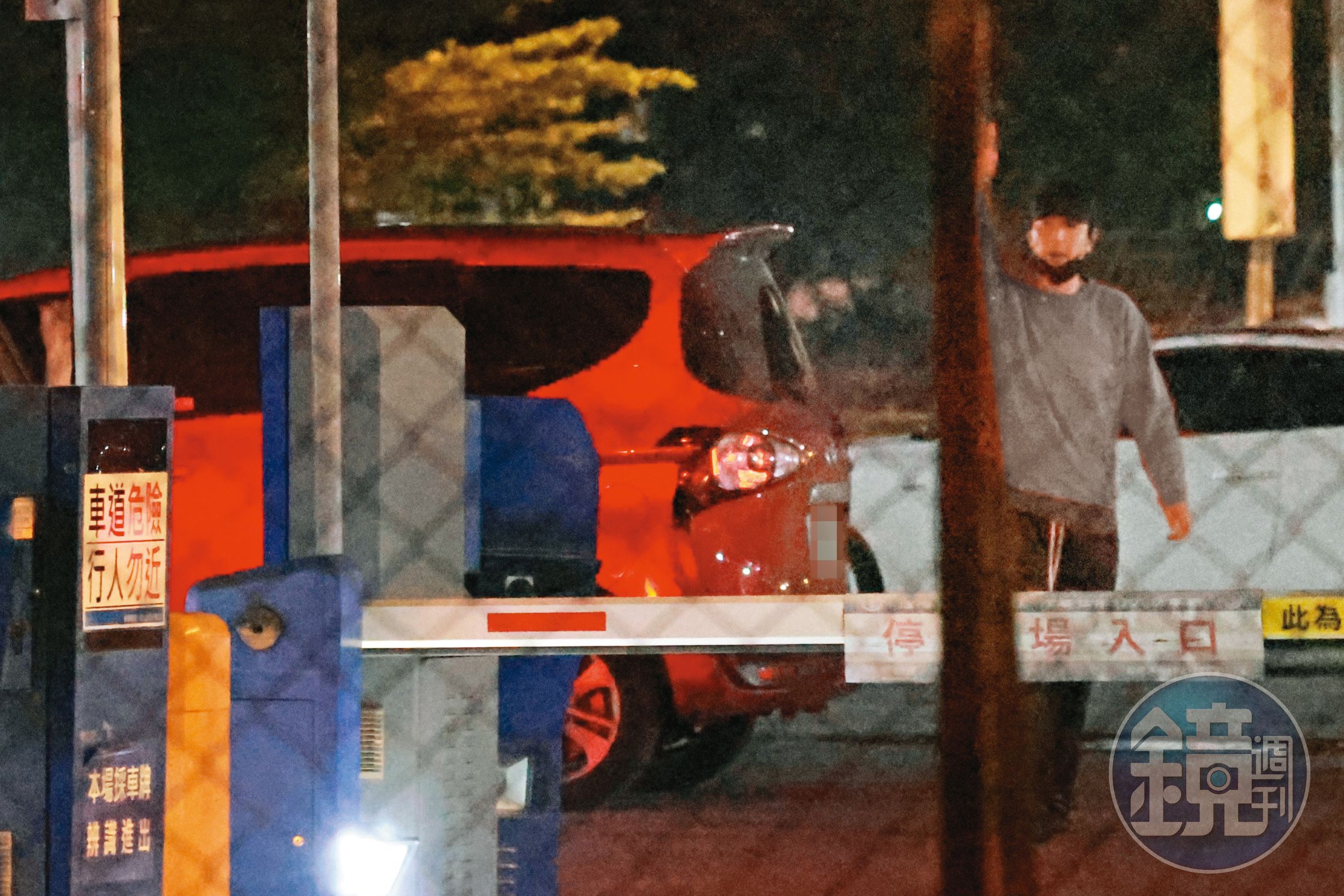 20:01 趙又廷不但立正站好目送父母離開,還熱情揮手道再見。