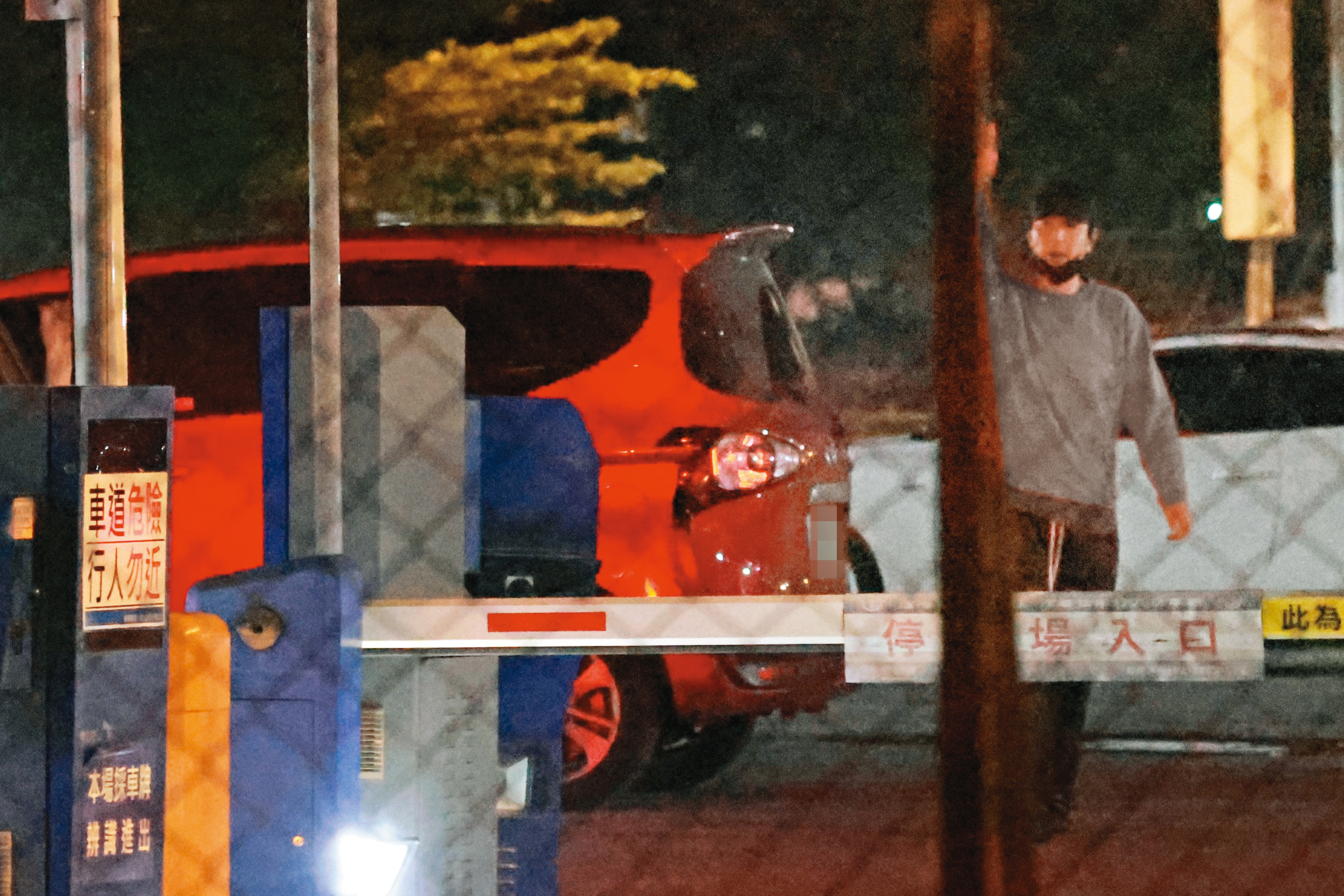 20：01 趙又廷不但立正站好目送父母離開，還熱情揮手道再見。
