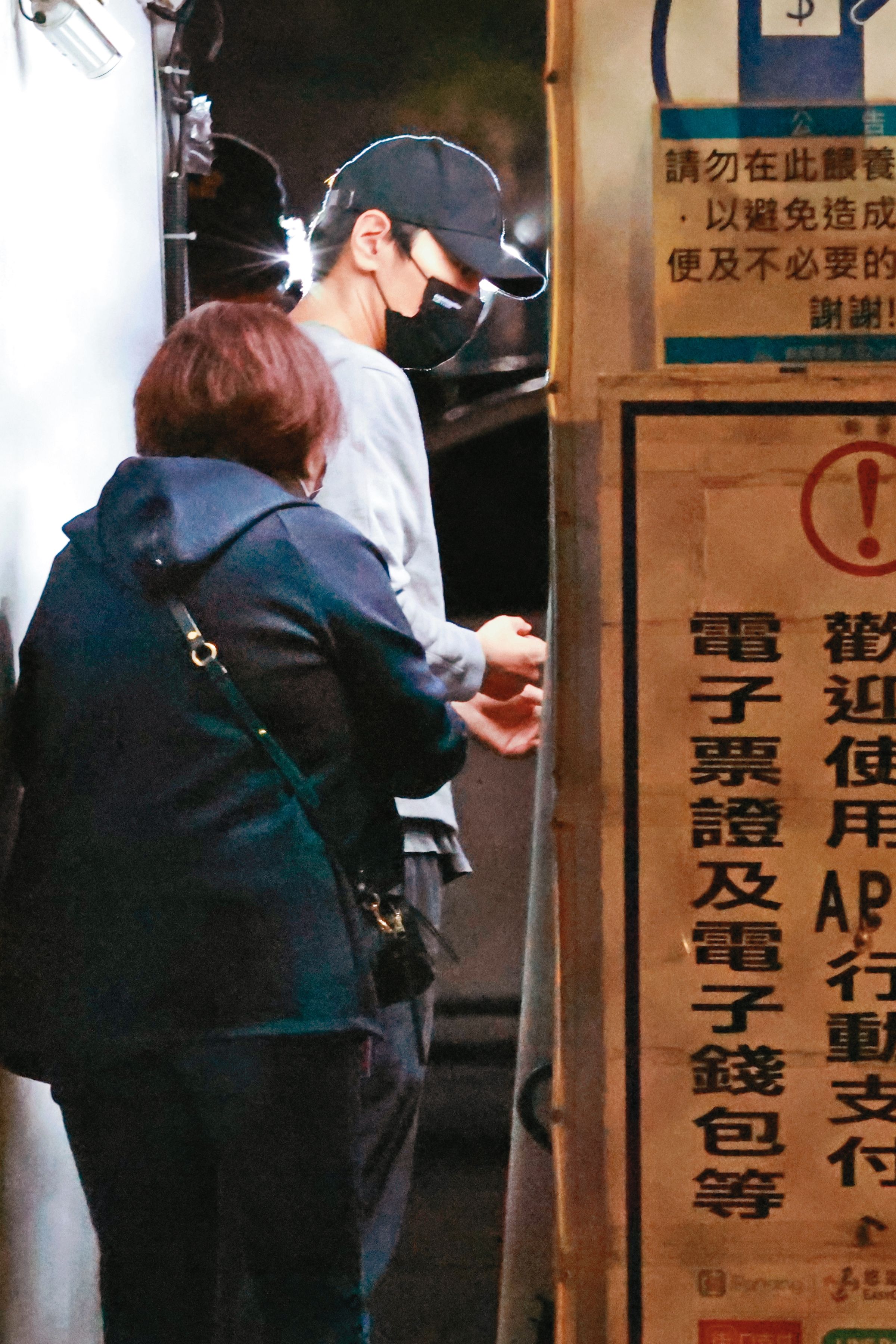 19:59 趙又廷相當乖巧有禮貌,還知道先幫爸媽繳停車費。