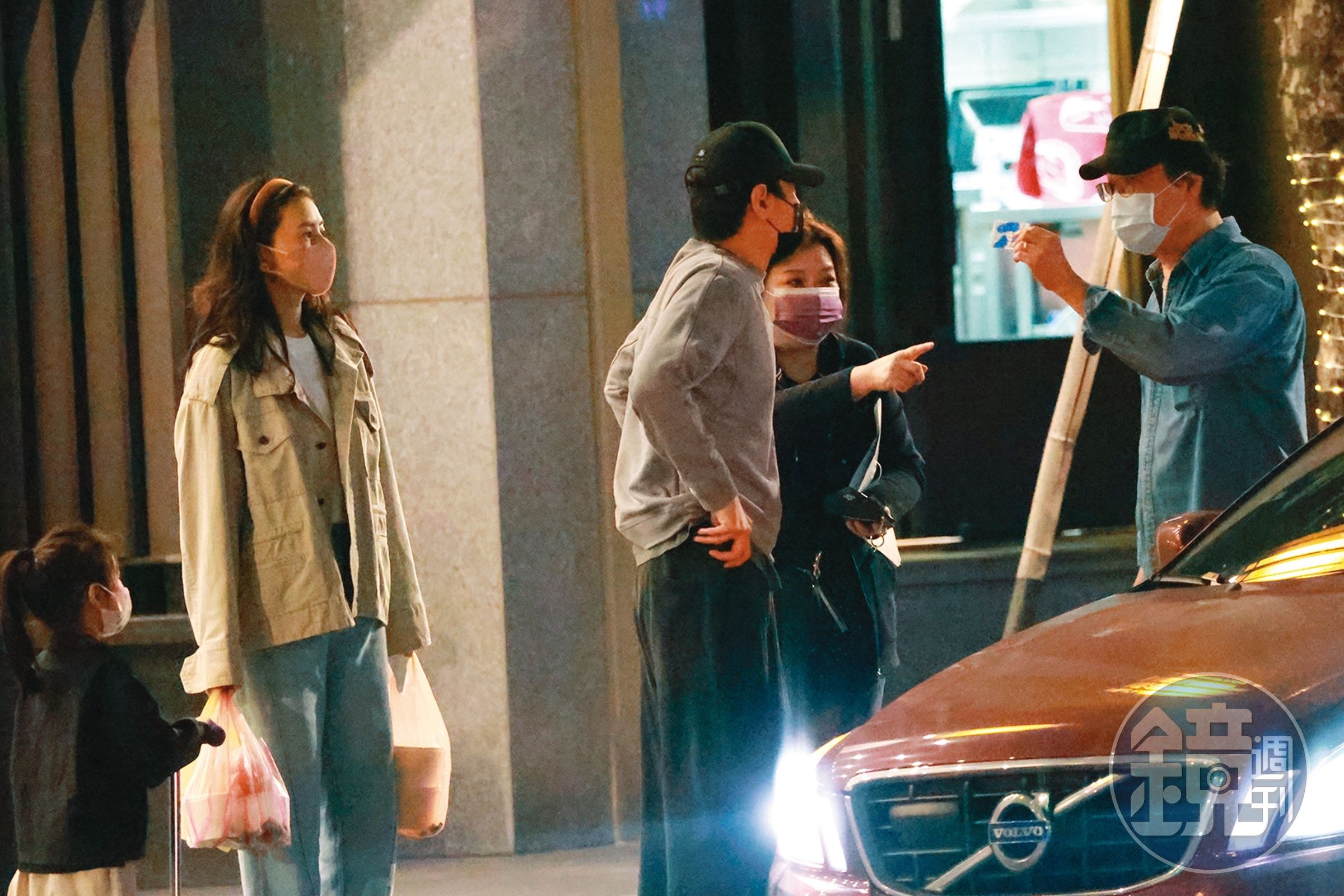 18:02 高圓圓(左二)認分地提著兩袋食物,聽公公趙樹海(右一)指示下一步。