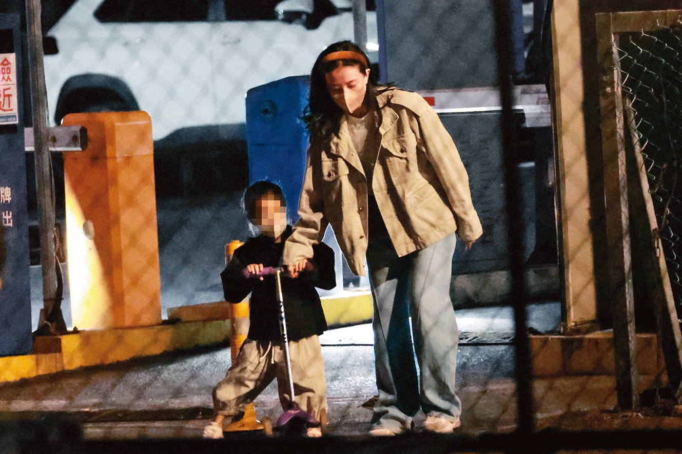 1/12 17：58 高圓圓看到公婆抵達，馬上帶著女兒上前準備迎接。