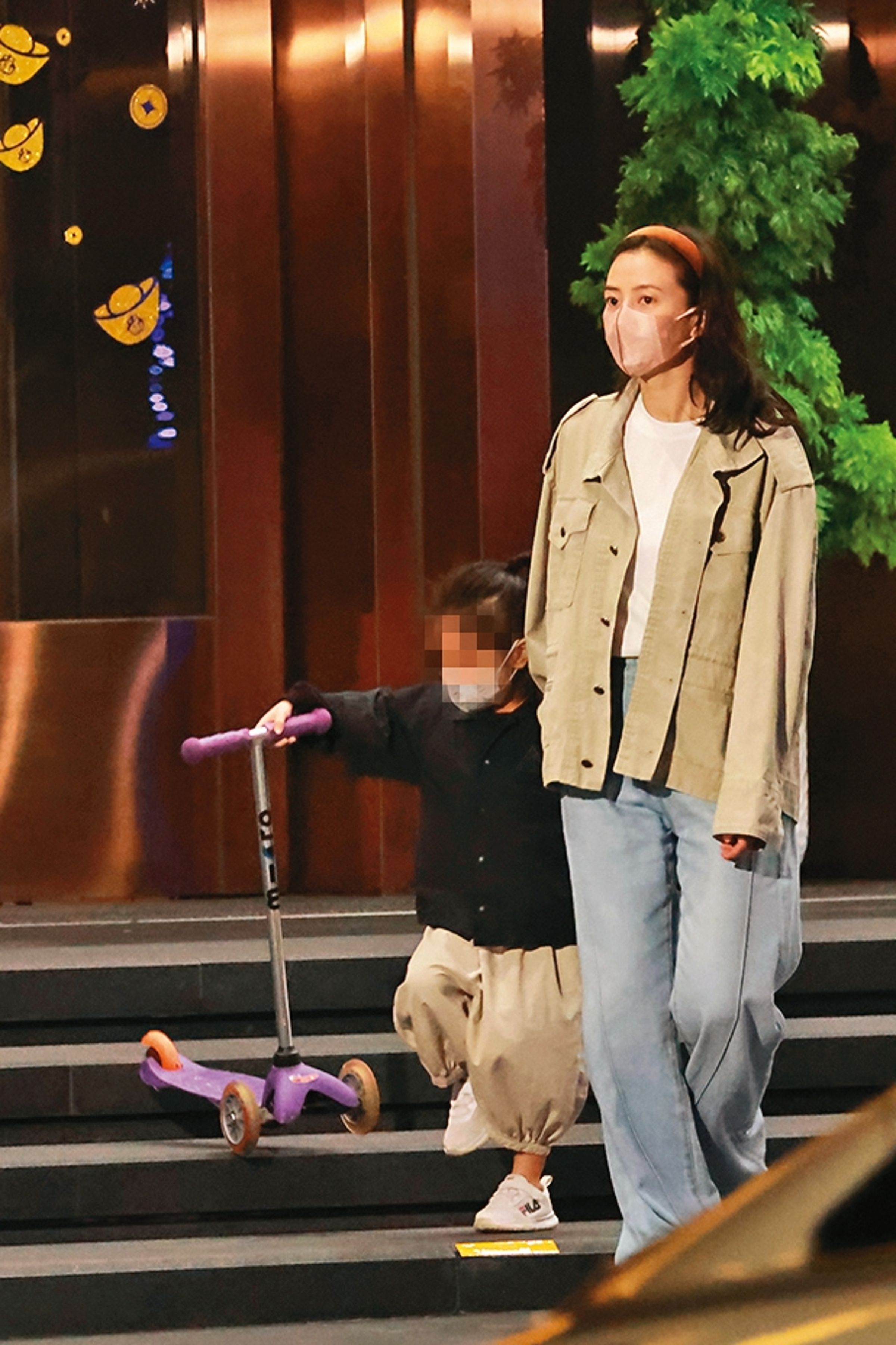 17：54 高圓圓素顏戴著髮箍口罩，陪著溜著滑板車的女兒跟在丈夫身後步出大門。