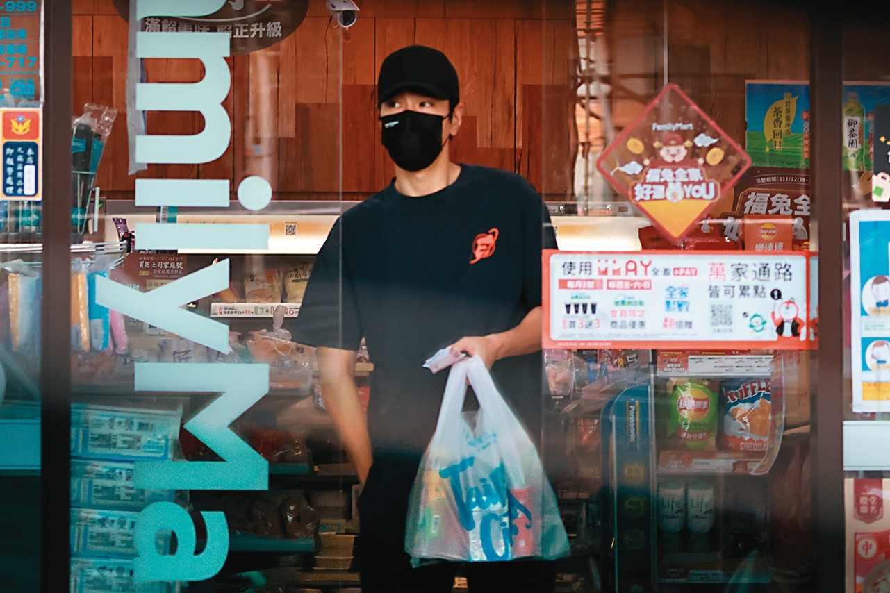 15：00 趙又廷獨自步行到巷口的便利商店採買，他一身黑帽黑口罩，低調且居家。