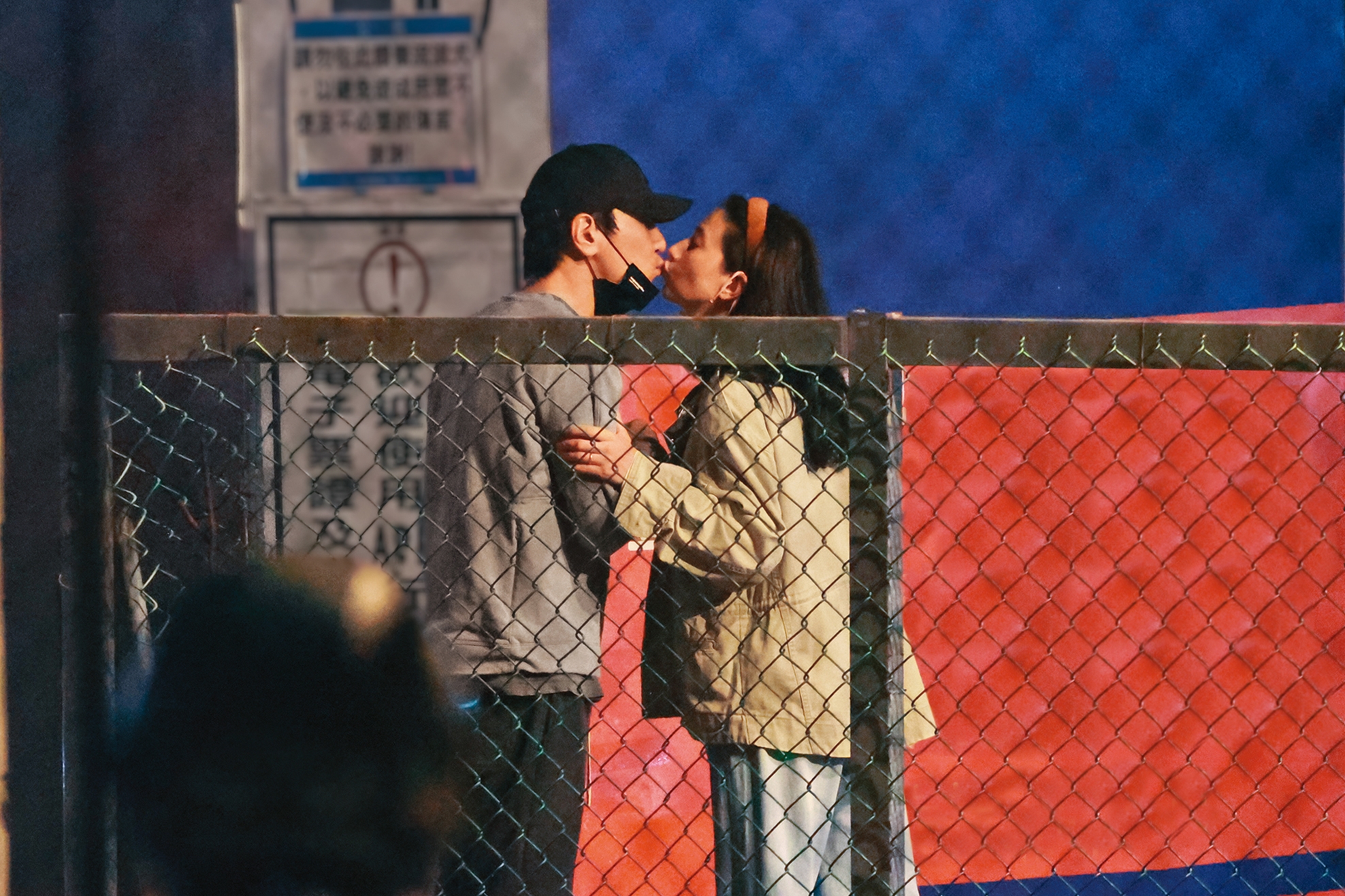 1/12 17：56 高圓圓（右）趁小孩在一旁玩滑板車，主動嘟起嘴唇貼向趙又廷（左），抓著他的手臂索吻，畫風簡直太浪漫。