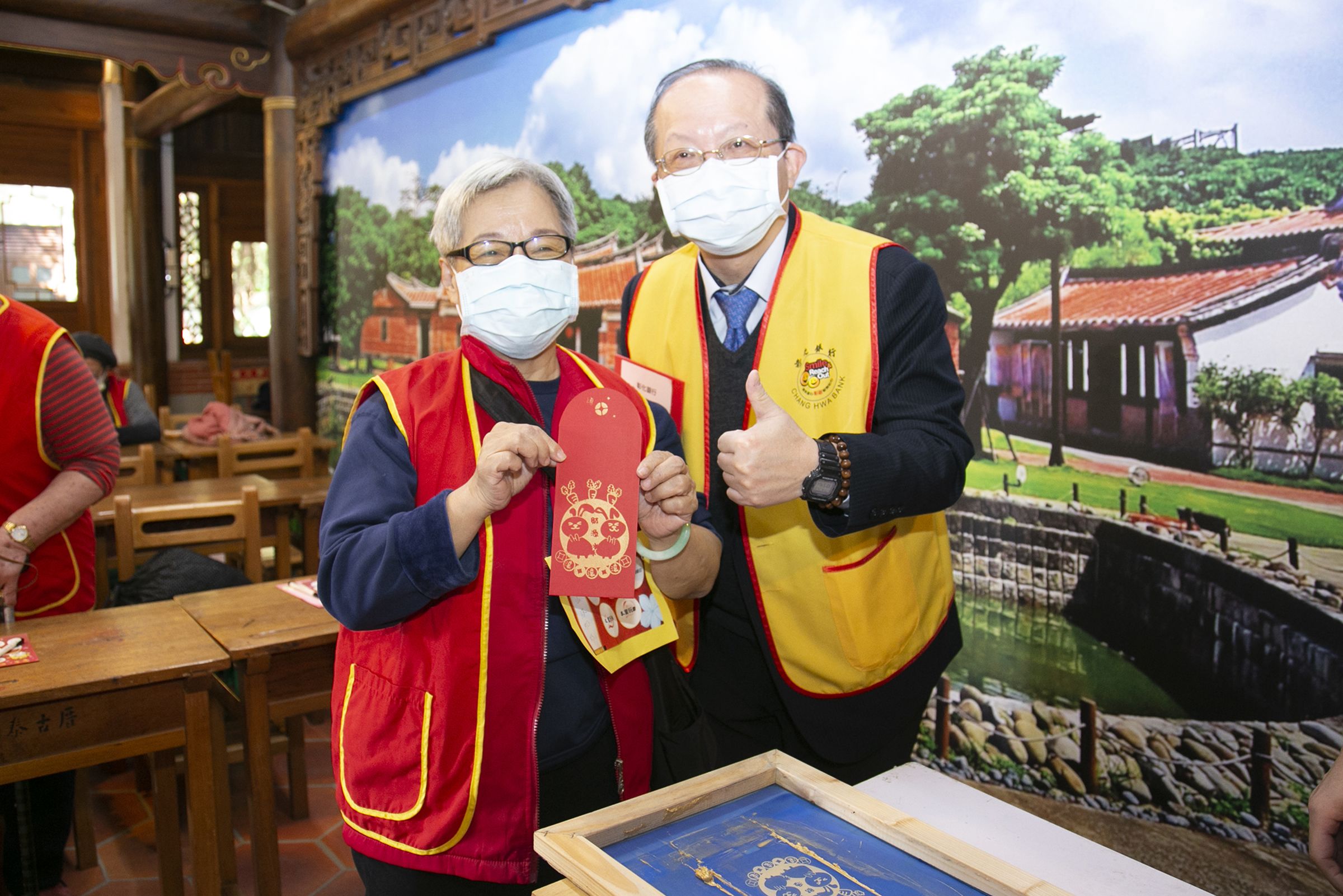 活動中每位長輩展現充沛活力，更透過表演與手作傳達滿滿的年節祝福（右為彰銀總經理周朝崇）。