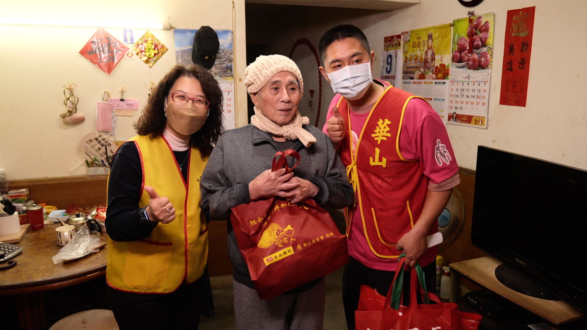 彰銀企業志工團親自帶著愛心年菜拜訪獨居長者，溫情的關懷與問候，不僅溫了長輩的胃，也暖了他們的心。