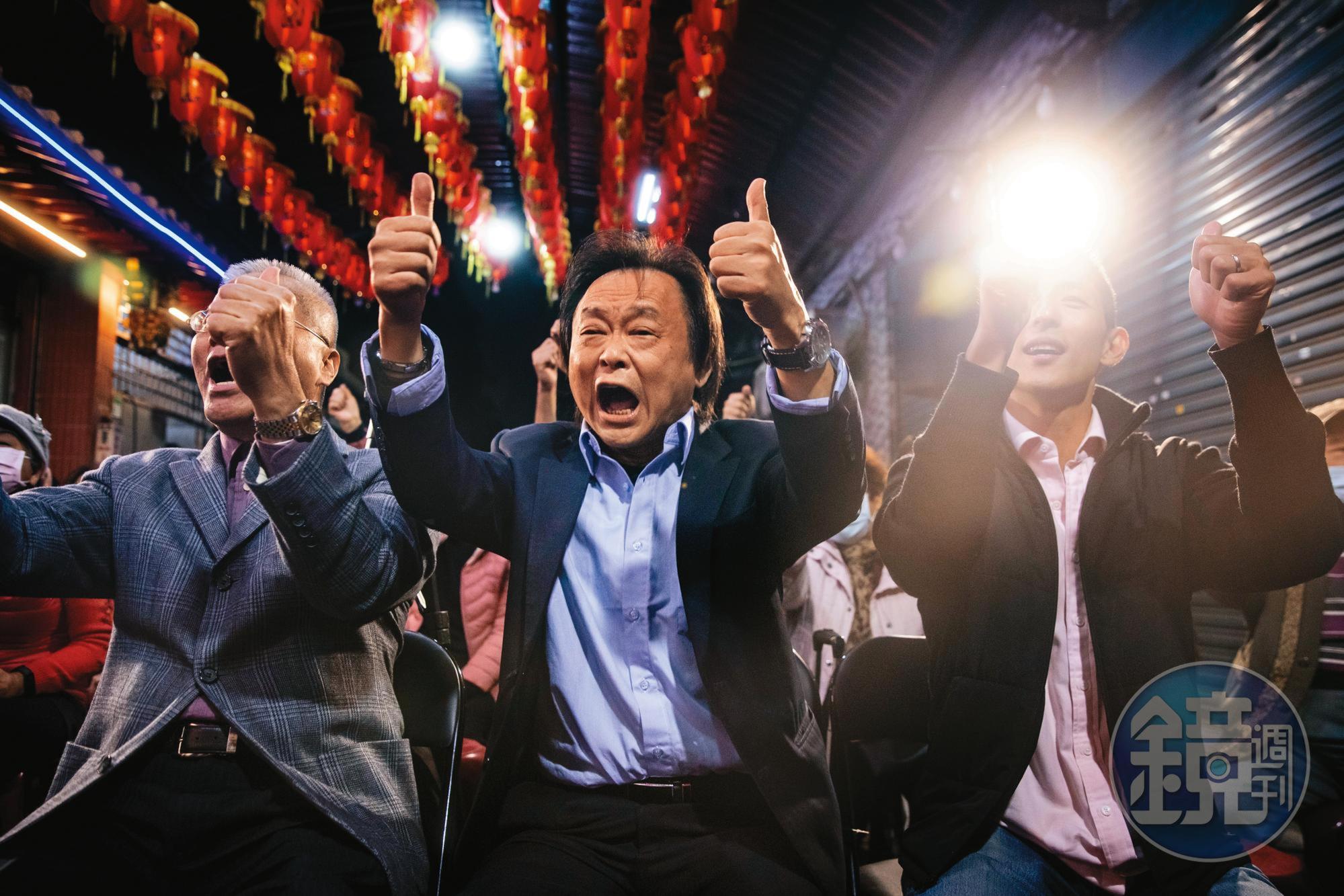 王世堅(中)替吳怡農(右)輔選,他說中庄里就是台灣人的眷村。