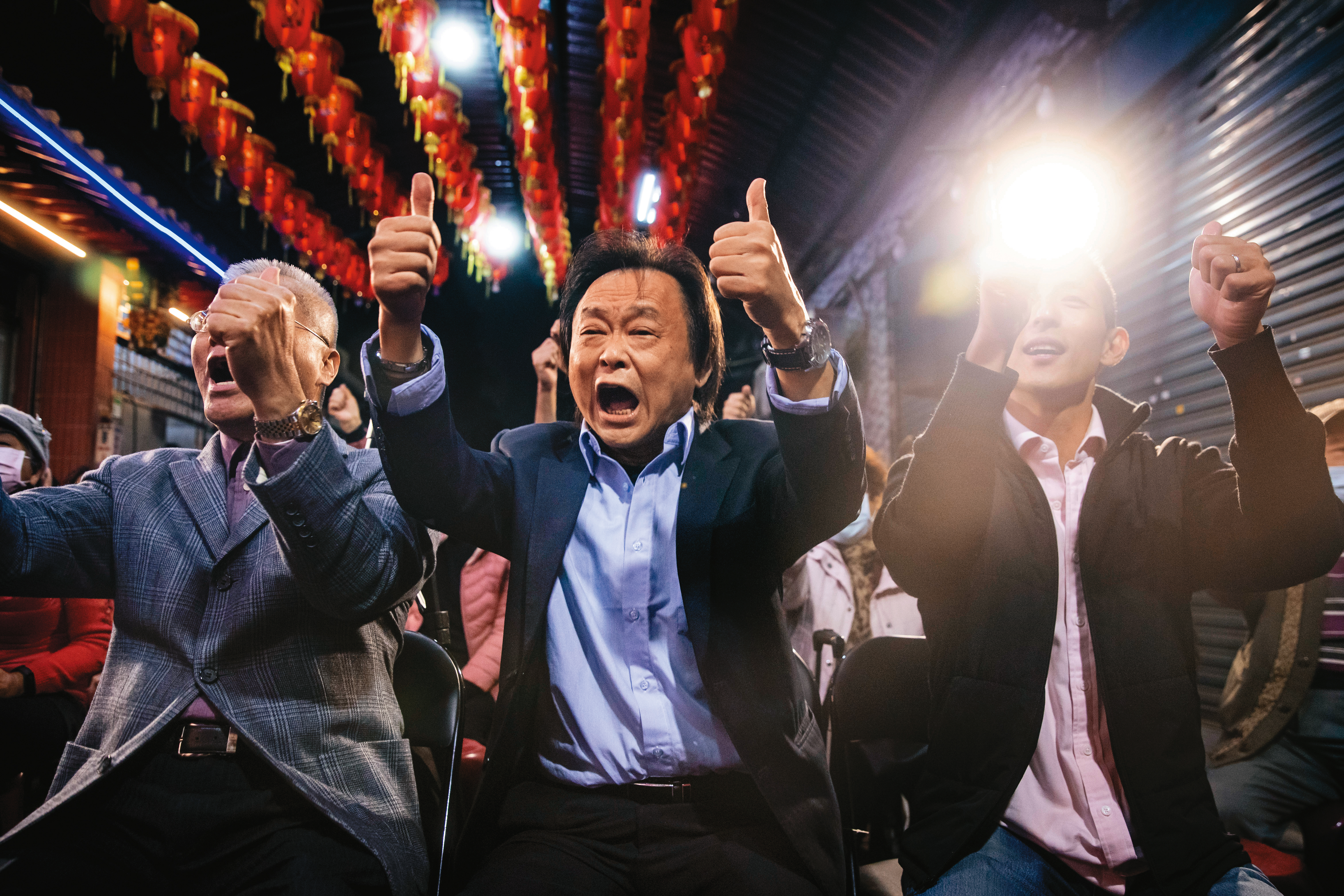 王世堅（中）替吳怡農（右）輔選，他說中庄里就是台灣人的眷村。