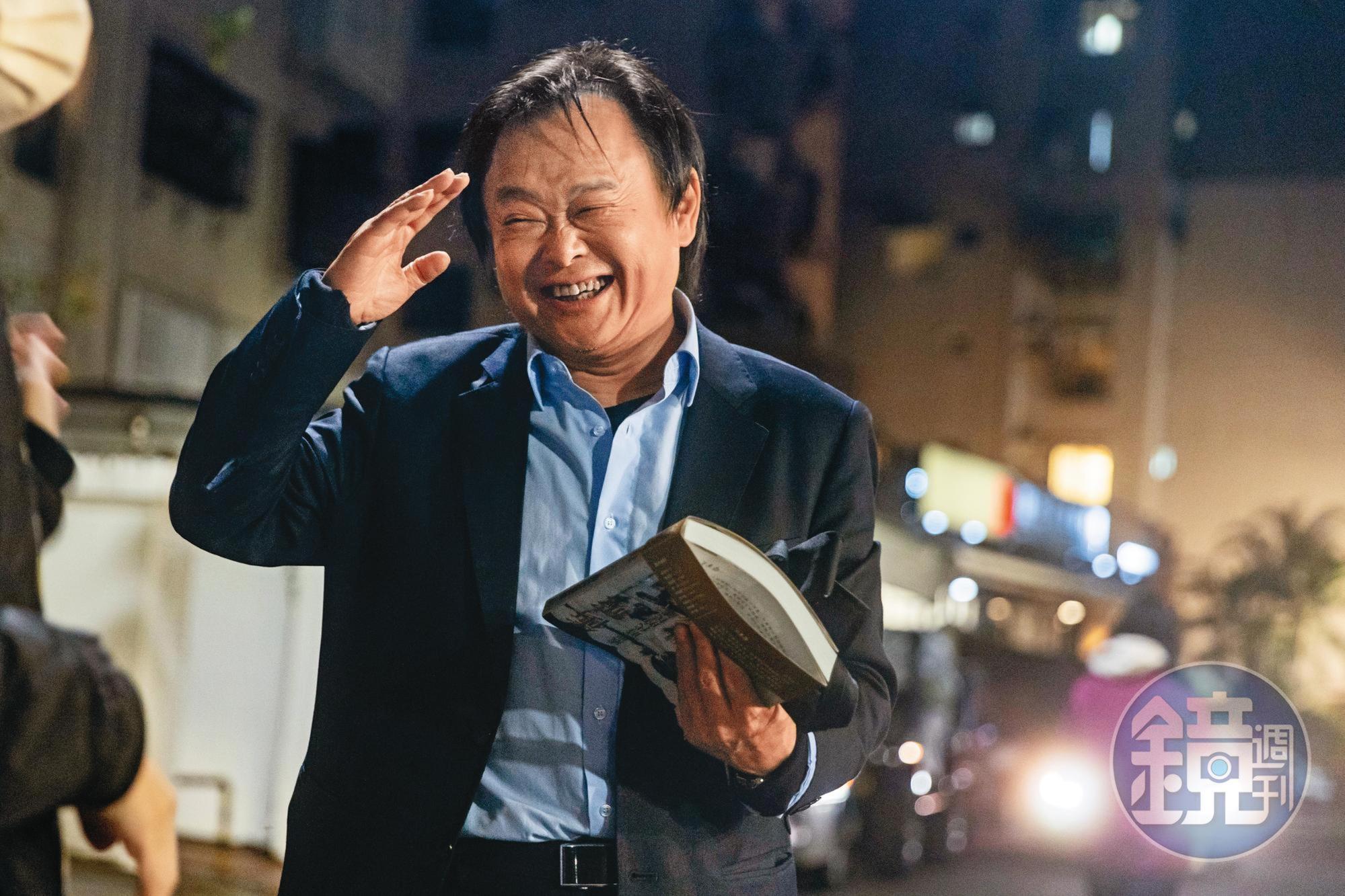 王世堅在台北市中山大同區擁有堅實基礎,一出場總是表情豐富,肢體語言生動。