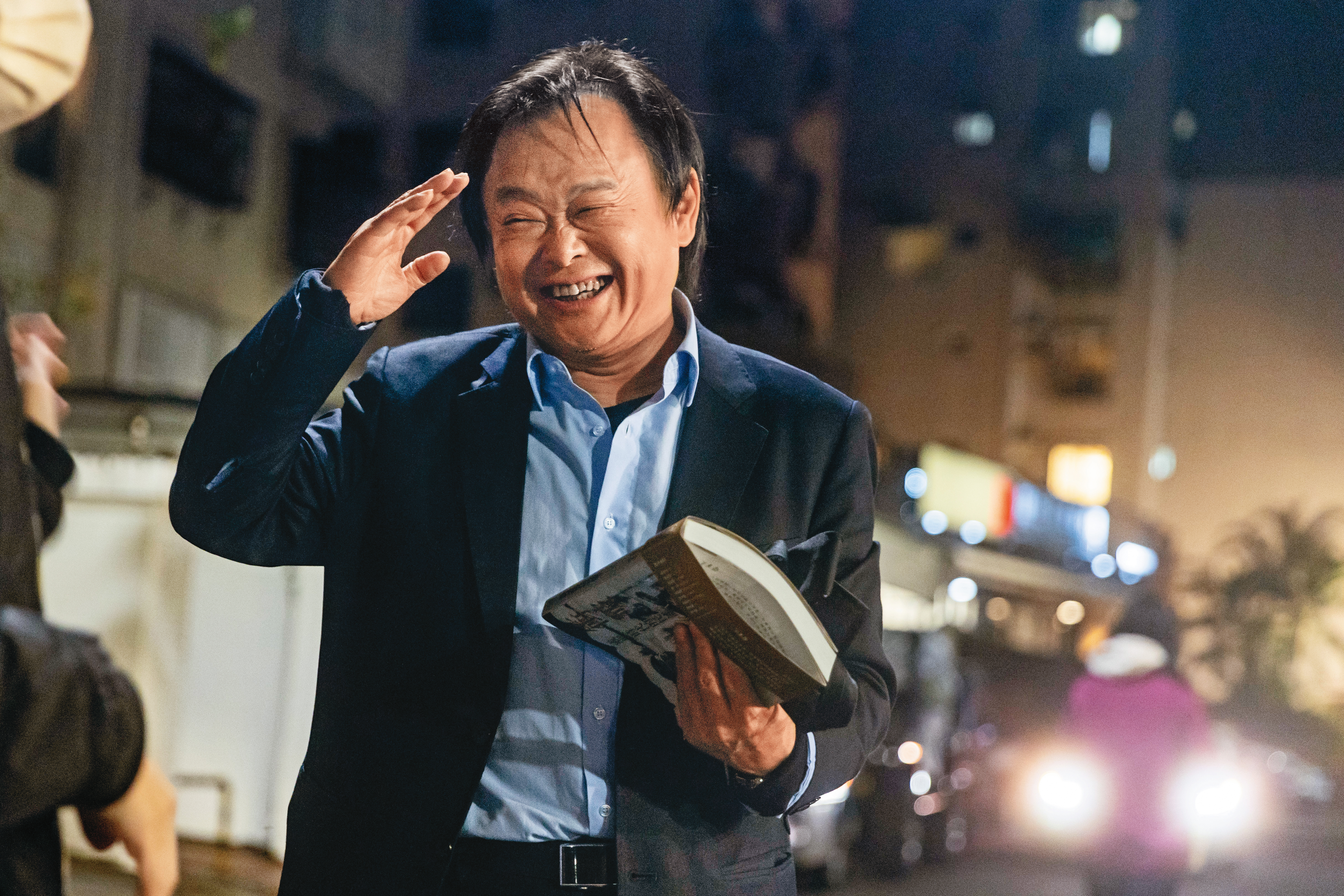 王世堅在台北市中山大同區擁有堅實基礎，一出場總是表情豐富，肢體語言生動。