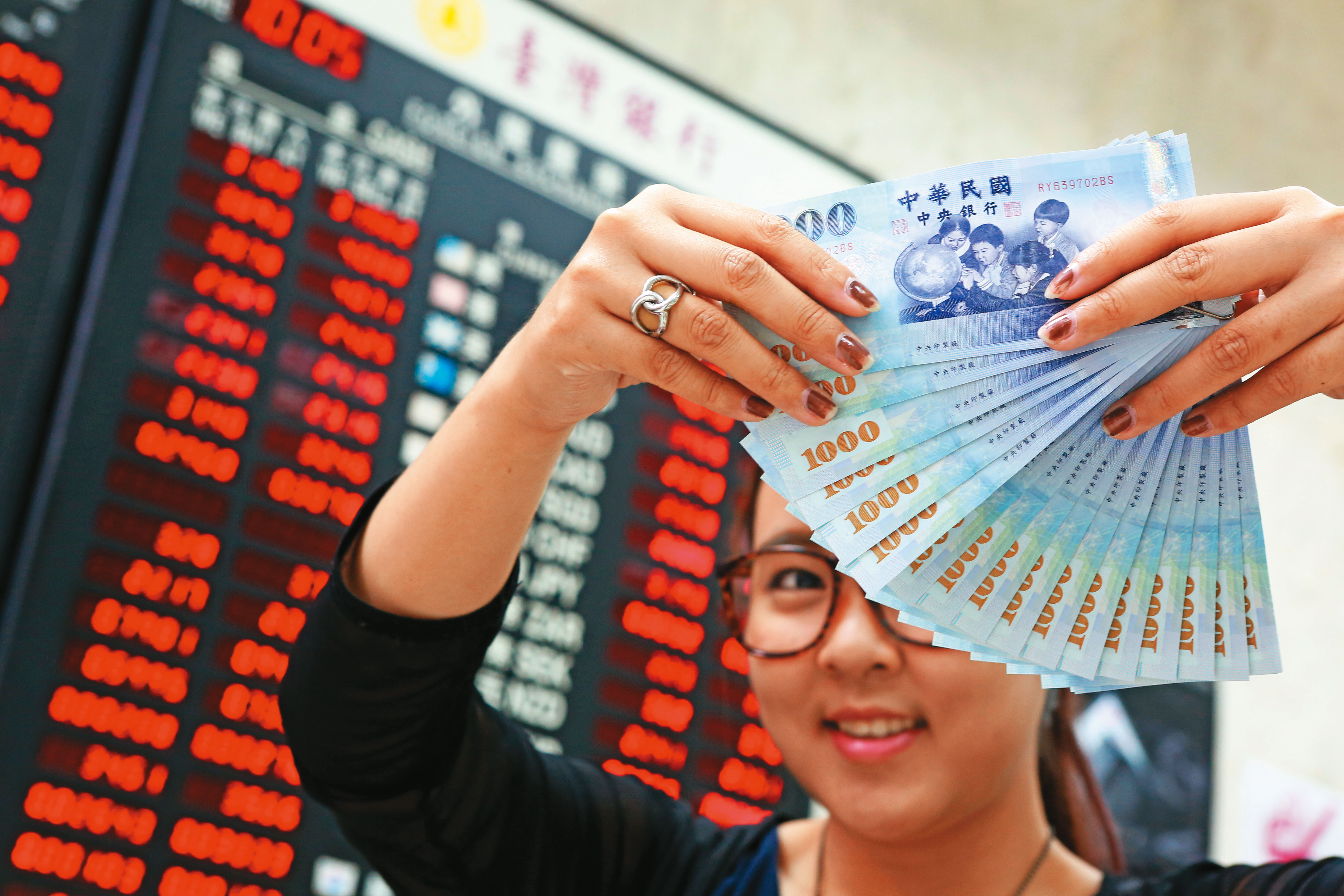 規劃今年的投資方向時，一定要即時掌握對股匯債市、與房市都有影響的美元債券、日圓債券、與新台幣房貸利率的動態。