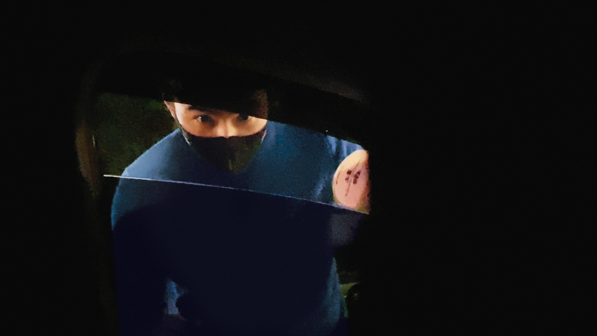 探向車窗的小天把手搖飲塞向本刊車內,以大器暖男的姿態祝福記者佳節愉快。
