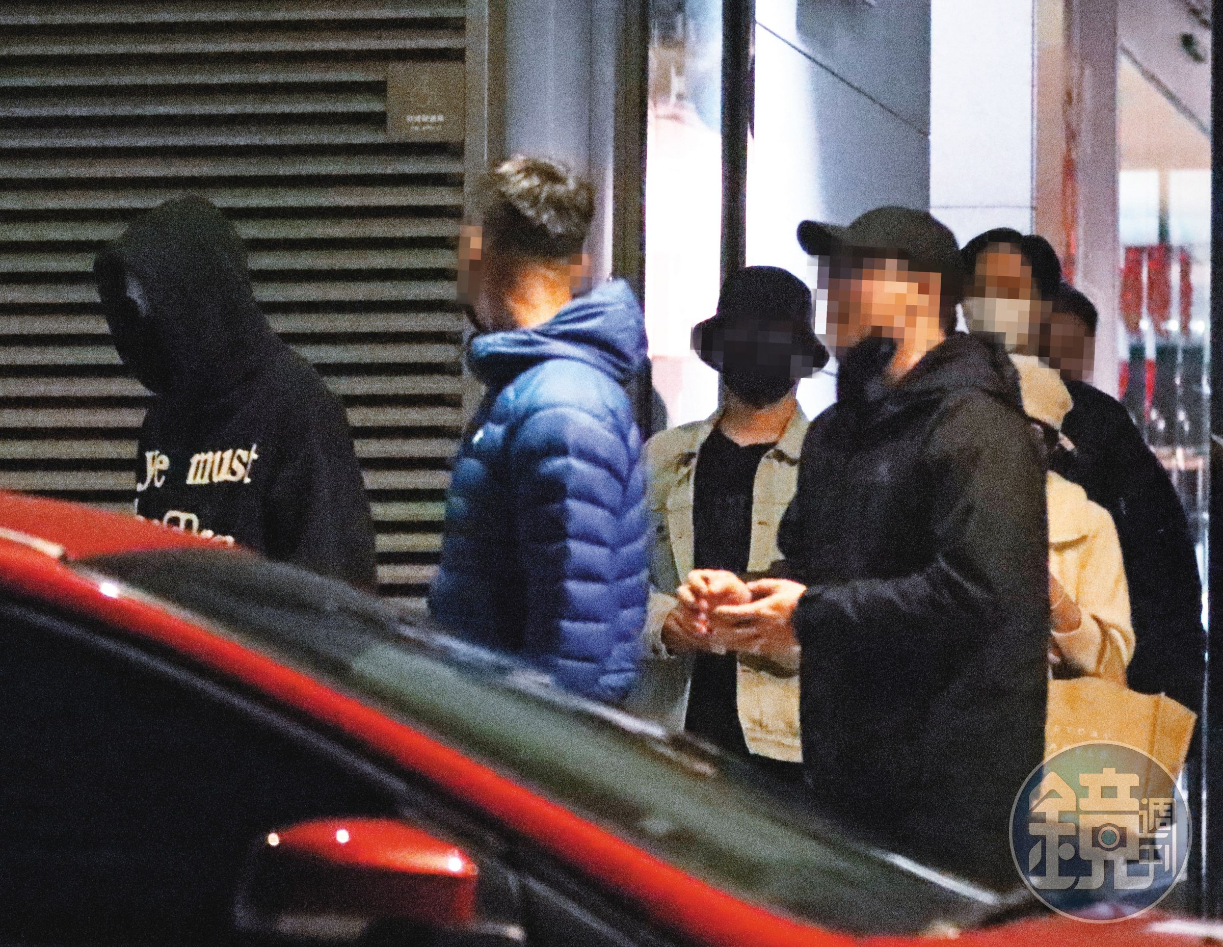 1/16 00：35 出了百貨公司，柯震東（左一）更加低調，把帽子拉得更低，走一個「不給看臉」的路線。