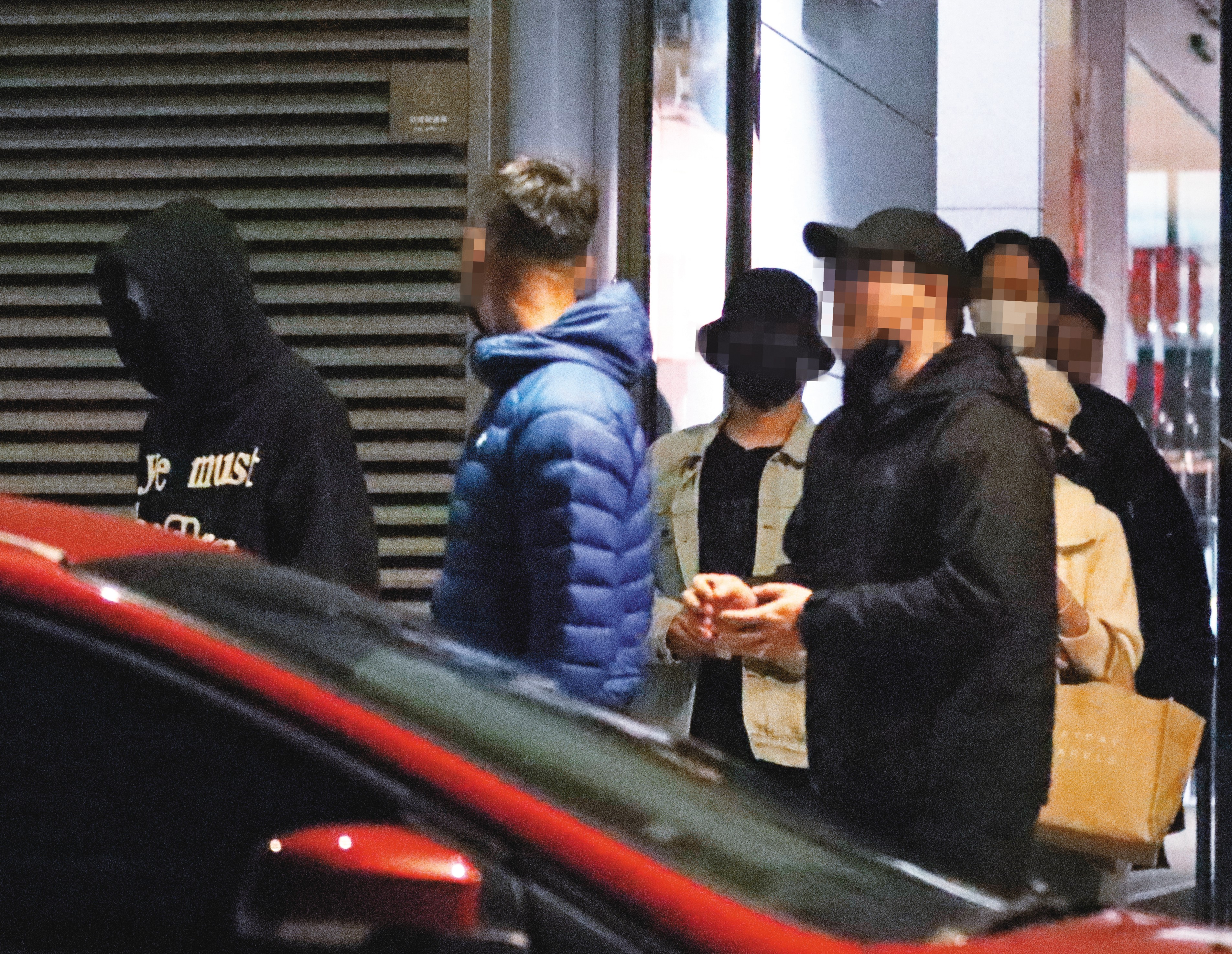 1/16 00：35 出了百貨公司，柯震東（左一）更加低調，把帽子拉得更低，走一個「不給看臉」的路線。