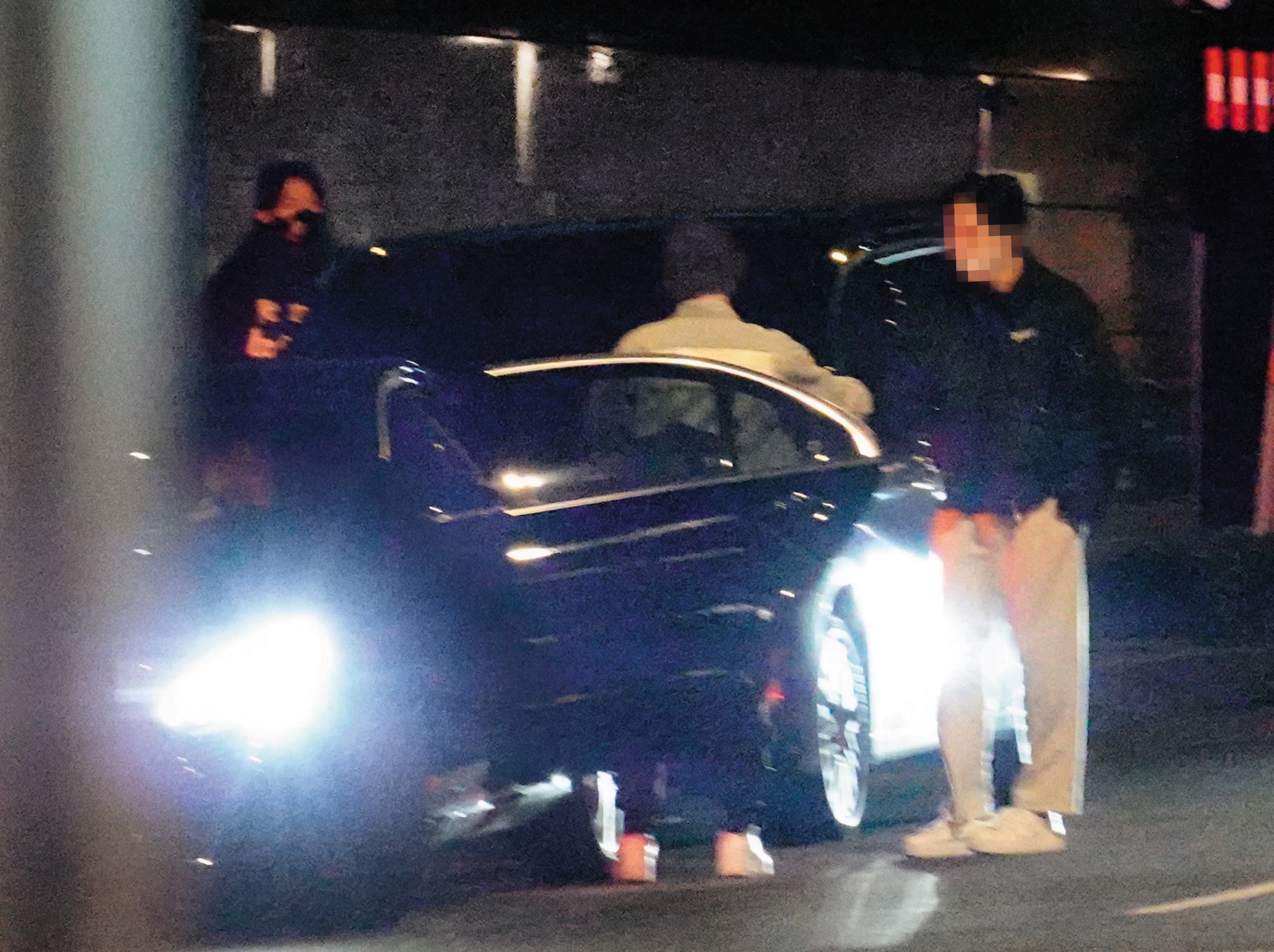 00：36 柯震東（左一）與3位友人一起搭上要價300萬元的「阿法車」，並悉心將朋友一一送回家，自己才返家。
