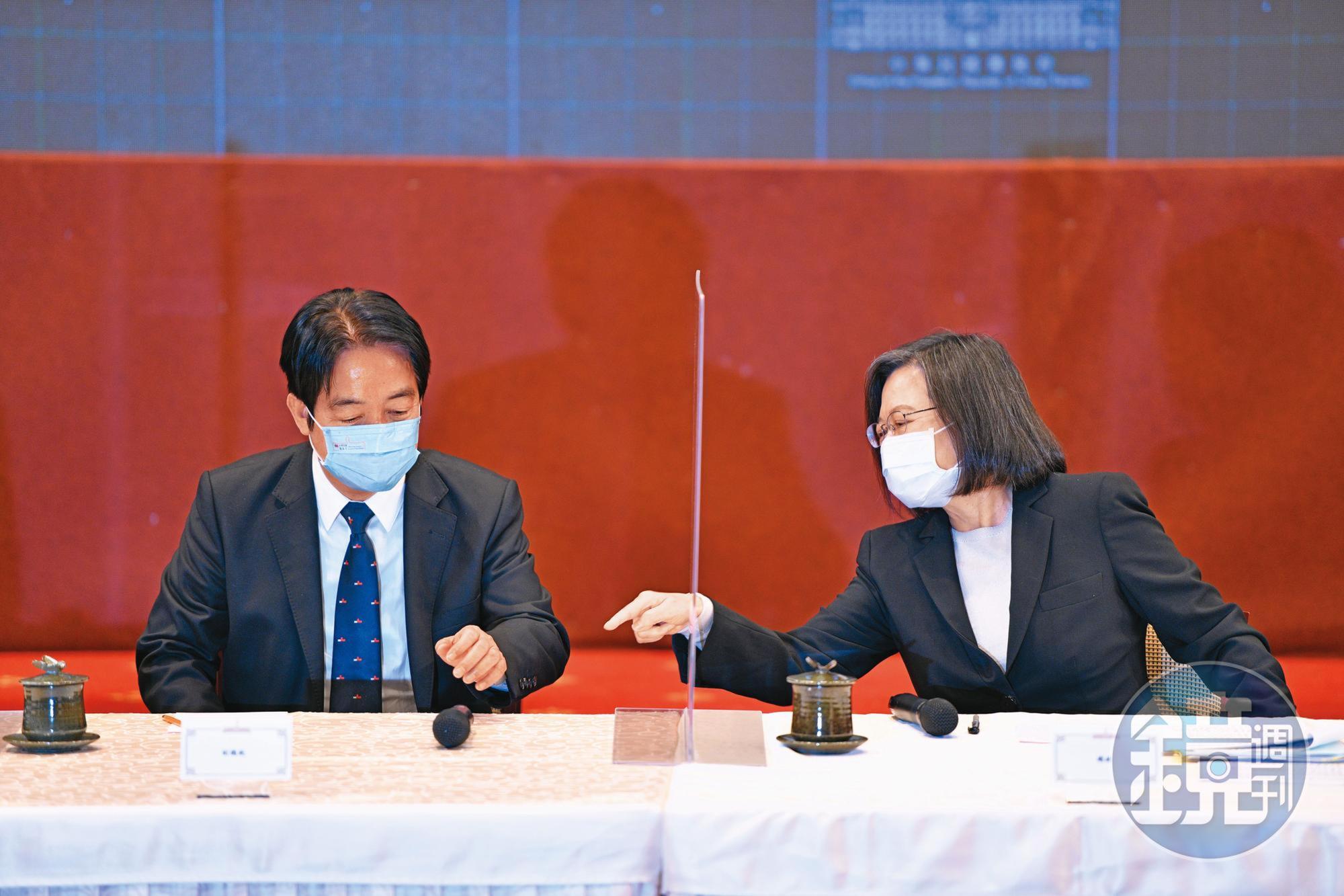 賴清德(左)於18日就任民進黨主席,迫切需要釐清的是蔡英文(右)路線中哪些東西是他要的,並找對地方修補已受傷的部分。