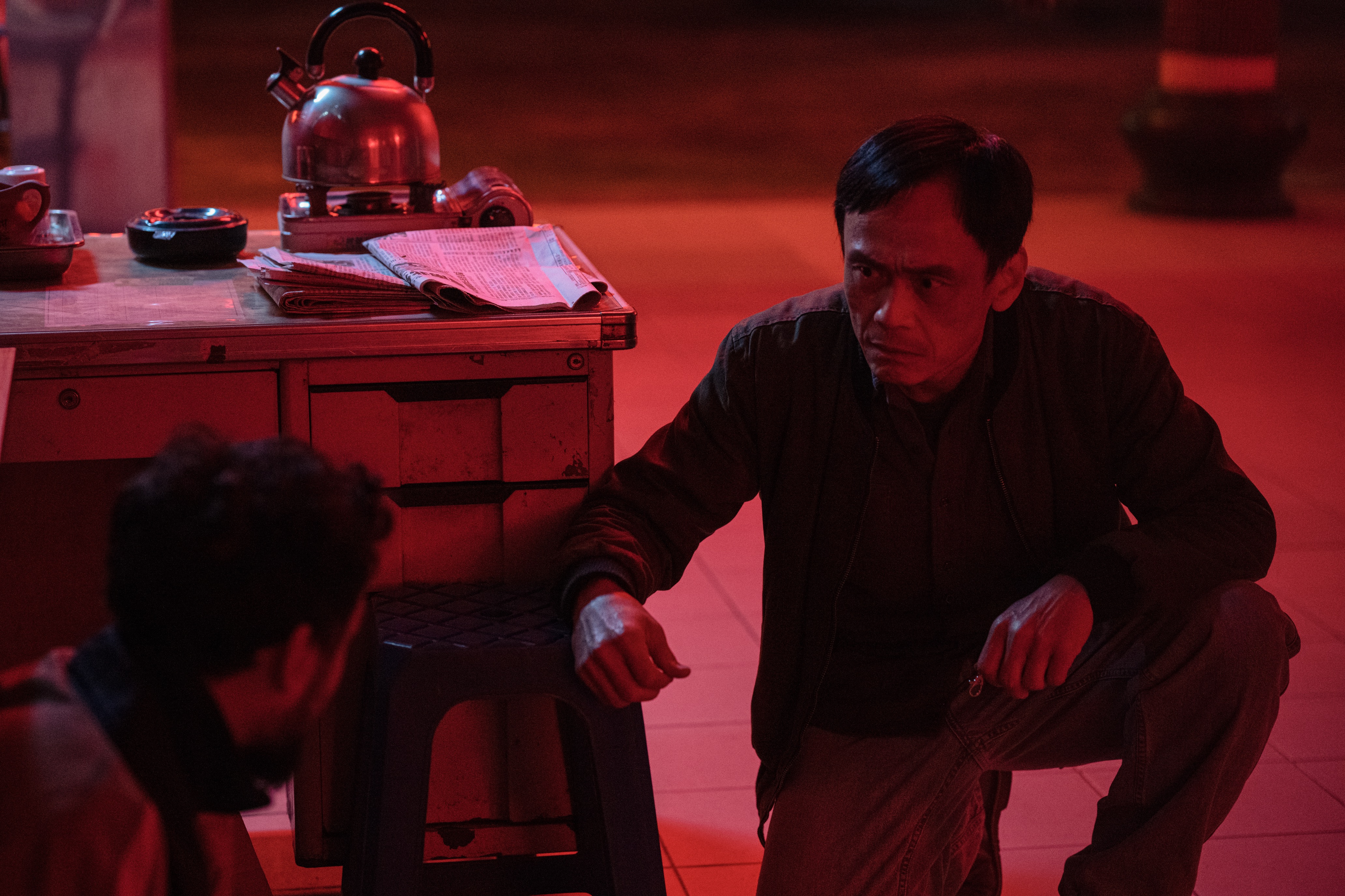 陳以文飾演喪女的警察，一場從憋哭到激動落淚的戲，相當細膩。（Disney+提供）