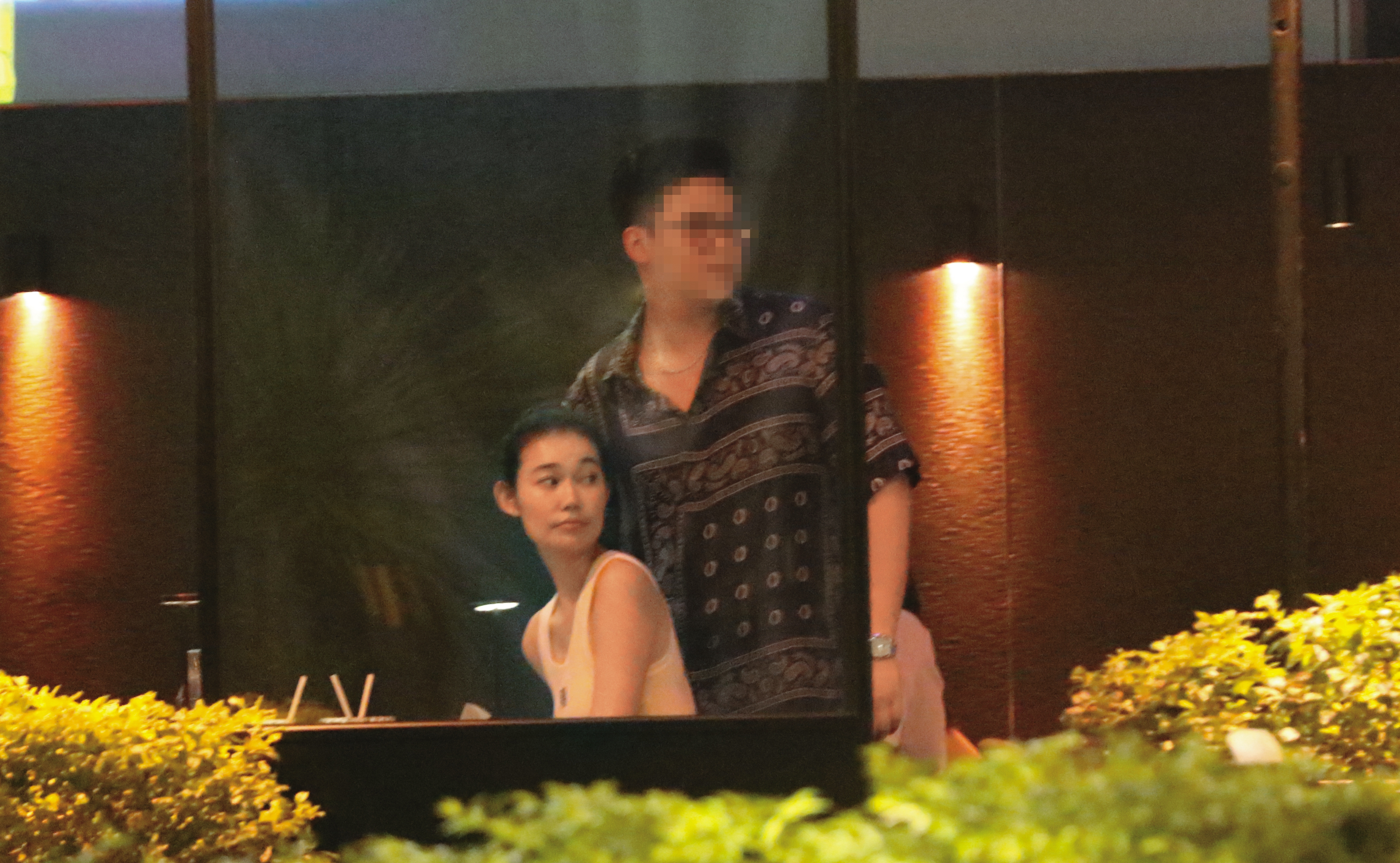 雖然看似春風滿面，不過董若彤（左）與男子就是一般聚會而已，兩人聊得頗開心。