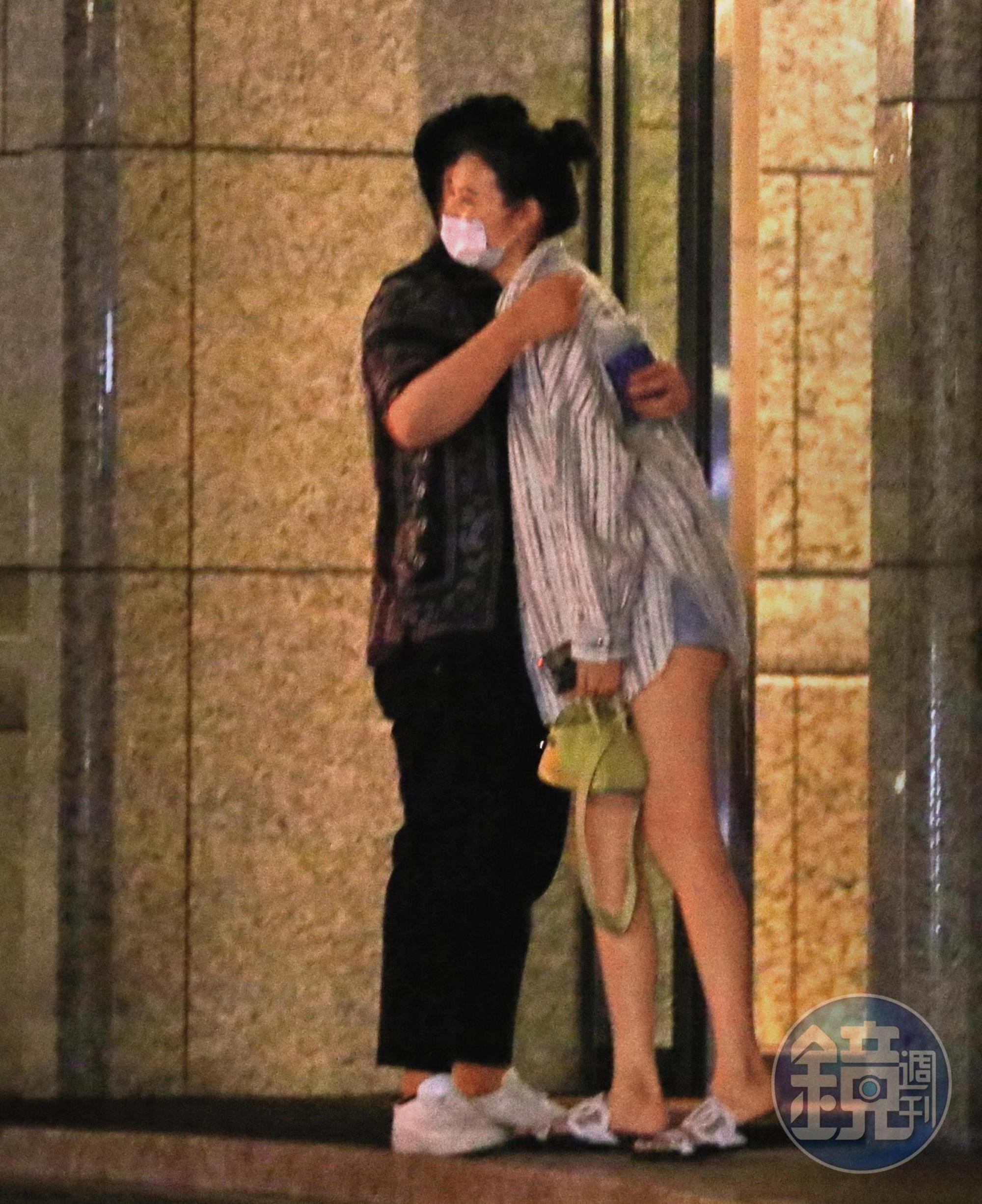 董若彤與男子抱抱時只有國際禮儀的氛圍，舉止沒啥男女之間曖昧。