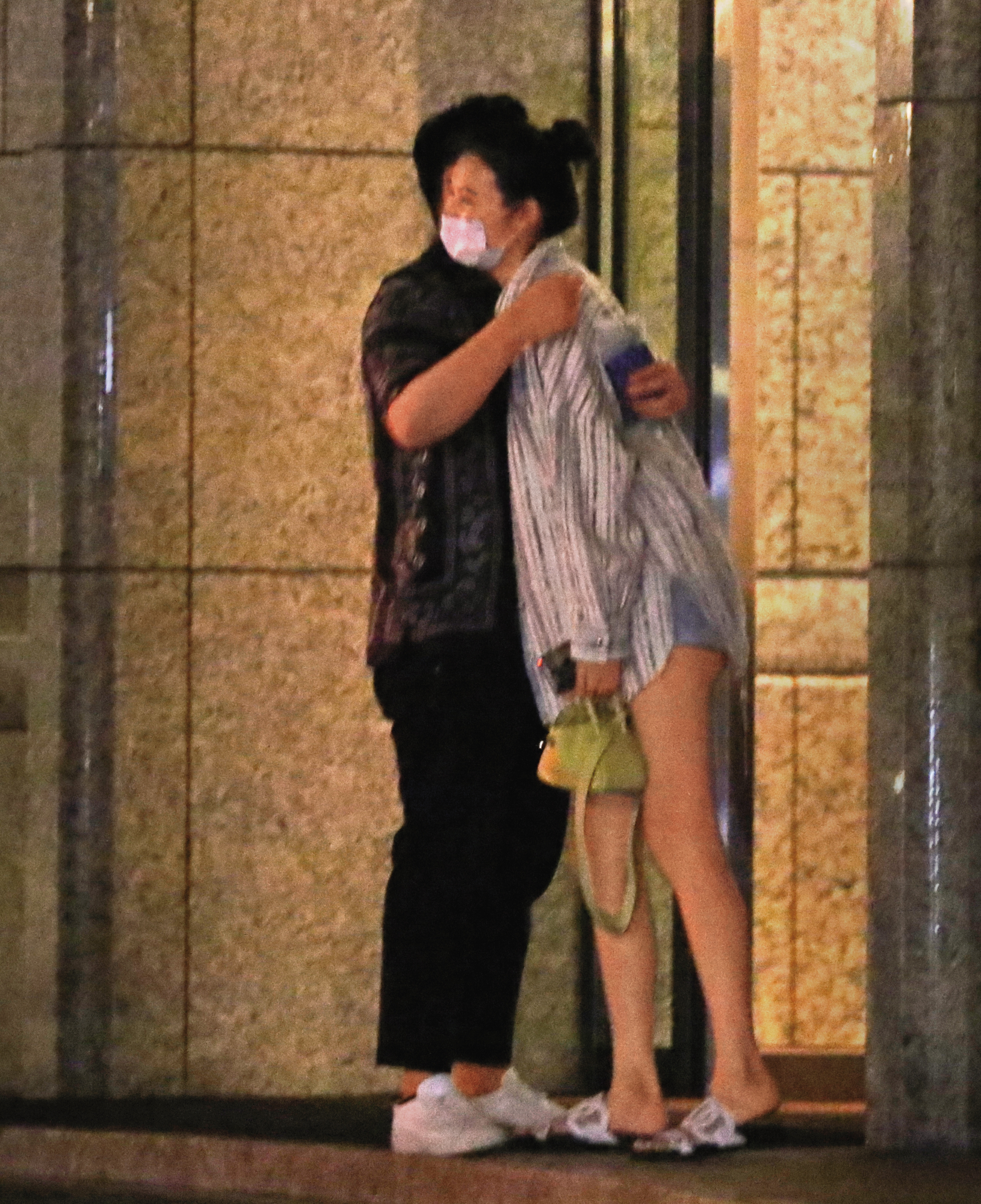 董若彤與男子抱抱時只有國際禮儀的氛圍，舉止沒啥男女之間曖昧。