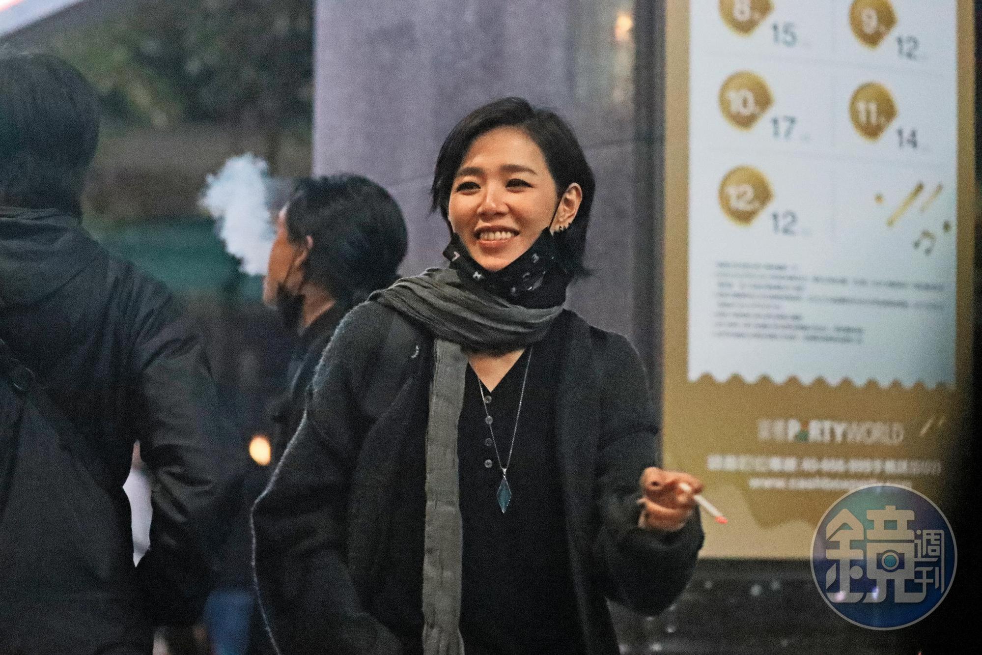 焦安溥抽起菸來別有一番味道,過去她也常被捕捉到如此的畫面。