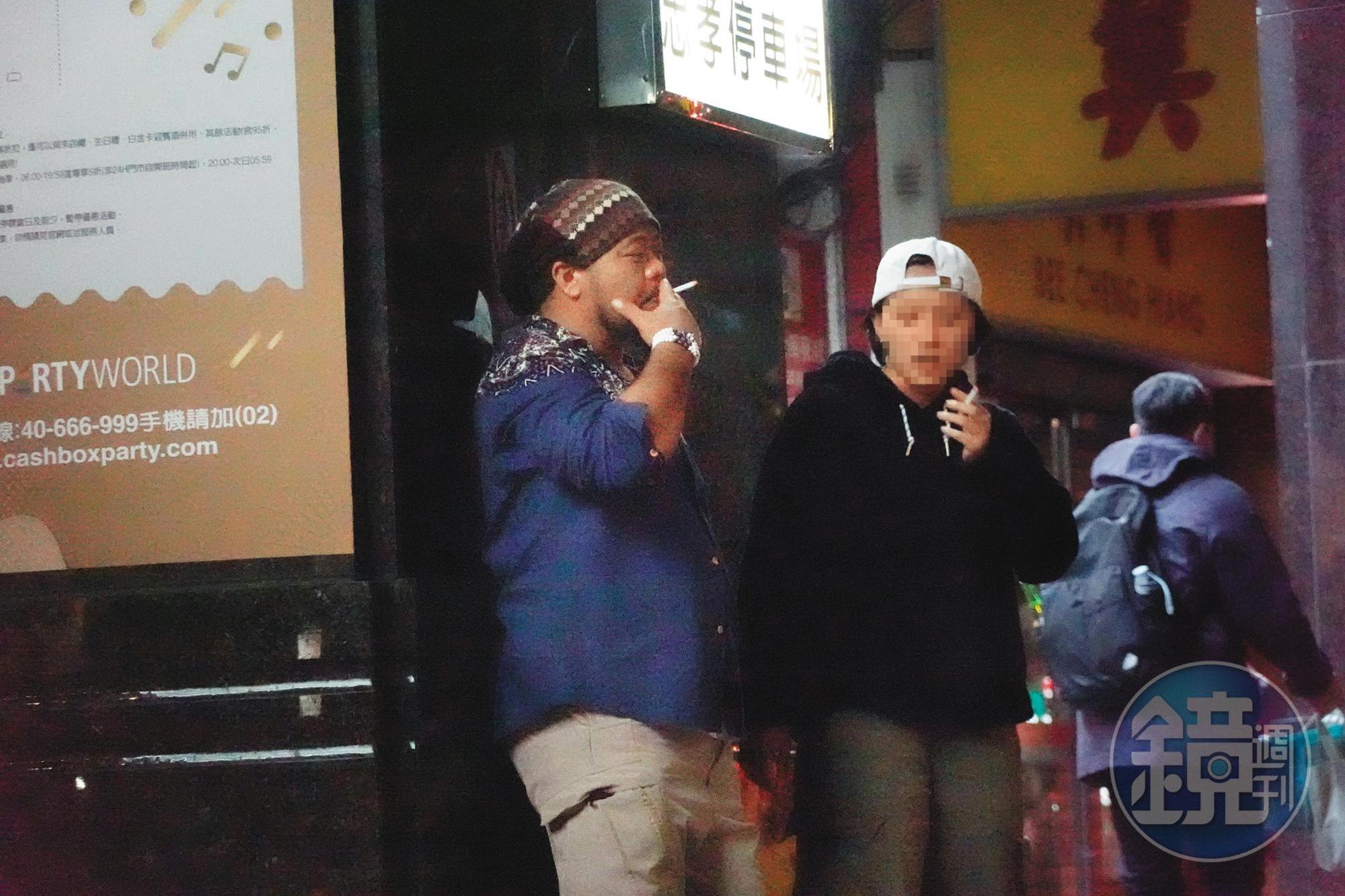 對比巴大雄,他的友人則相當守規矩,把垃圾丟在該丟的地方。
