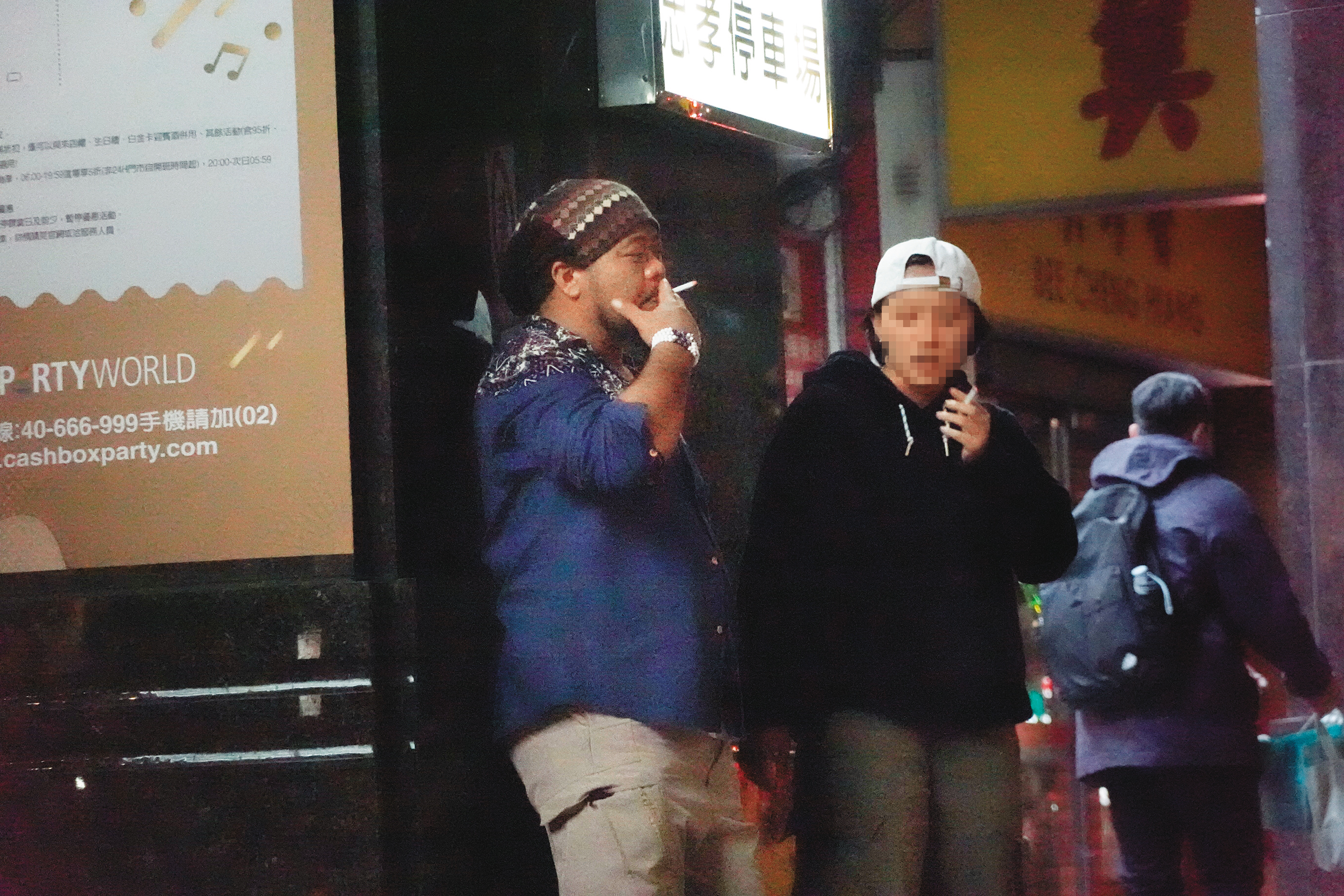 對比巴大雄，他的友人則相當守規矩，把垃圾丟在該丟的地方。