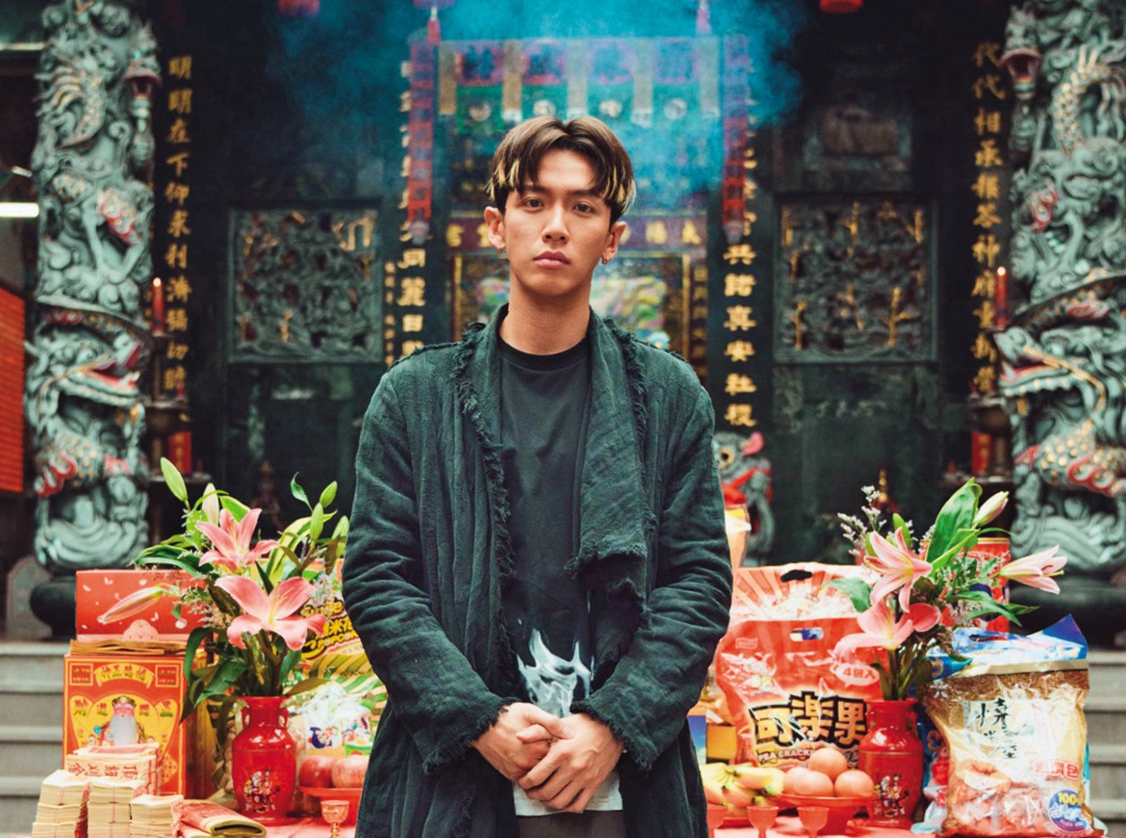 《乩身》號稱「史上最貴台劇」，去年11月在基隆開鏡，柯震東透露雖然演乩身，卻不需為此學習乩童作法。（翻攝自MM2 Entertainment Malaysia臉書）