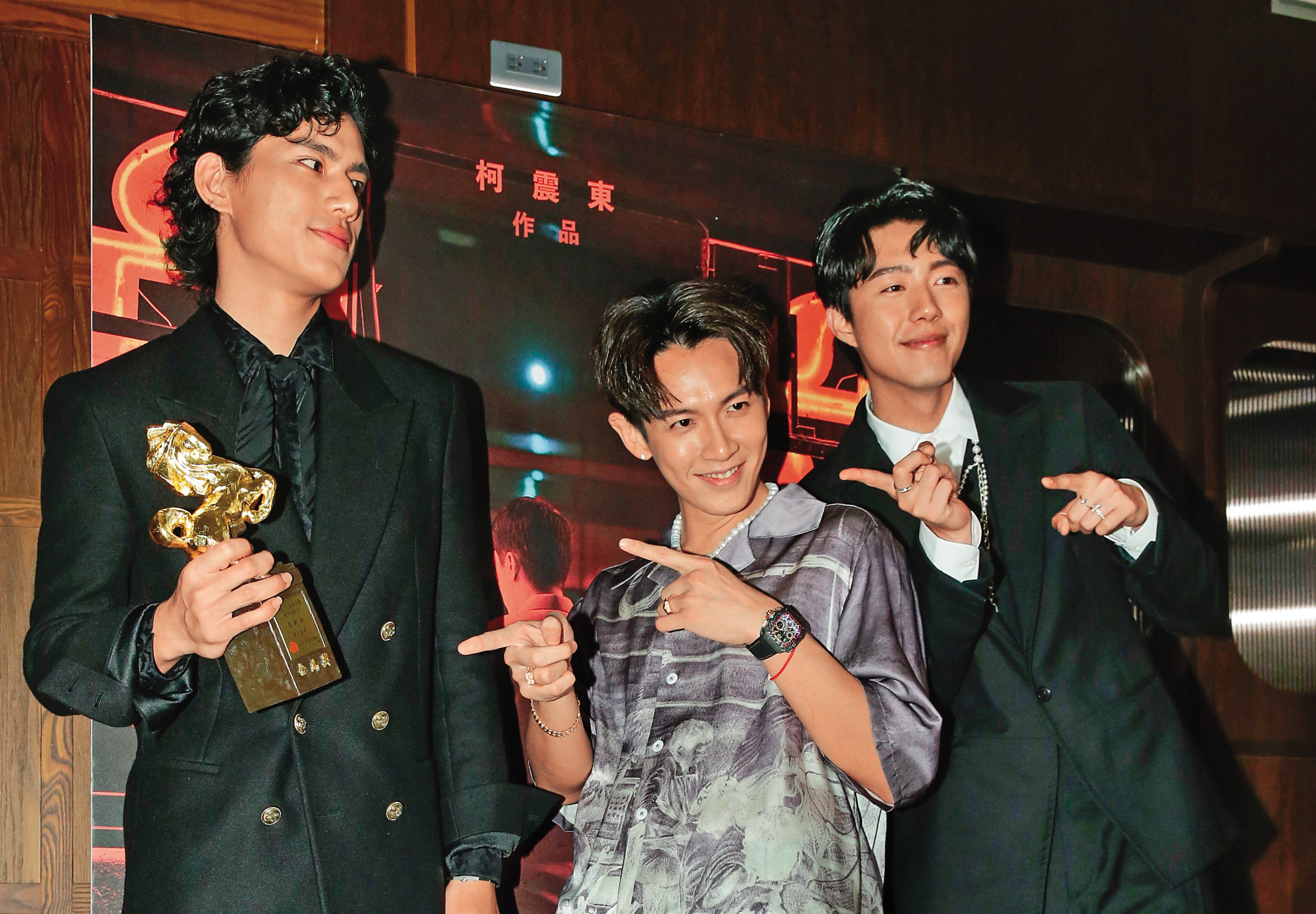 首度執導處女作《黑的教育》就助朱軒洋（左）拿下金馬獎最佳男配角，柯震東（中）自己也入圍新導演獎。右為蔡凡熙。