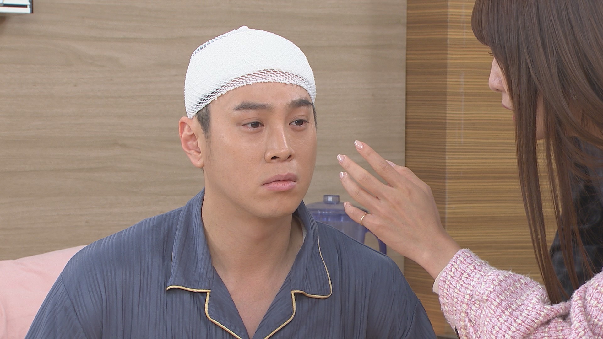 《市井豪門》吳東諺為了演出失明狀態，先戴眼罩迷航在攝影棚。（民視提供）