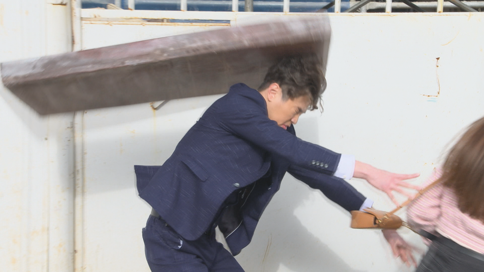 《市井豪門》謝京穎跟阿嬤蕭惠發現建案工地有物品掉落。（民視提供）