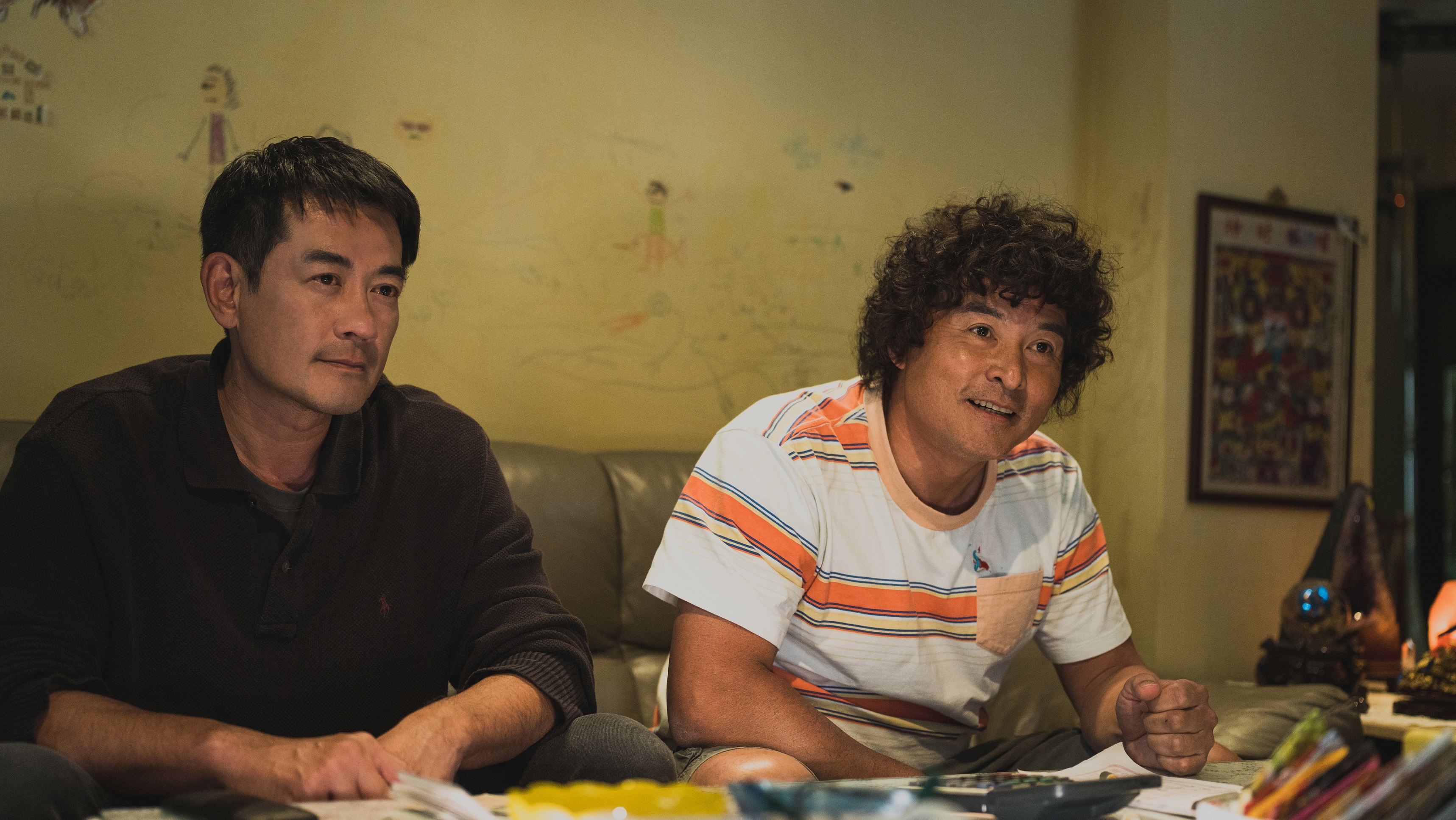 也是型男一名的李銘順，在《做工的人 電影版》卻頂著捲曲泡麵頭，喜感滿分，也令他秒入戲回想自己的青春時光。（大幕影藝／華映娛樂提供）