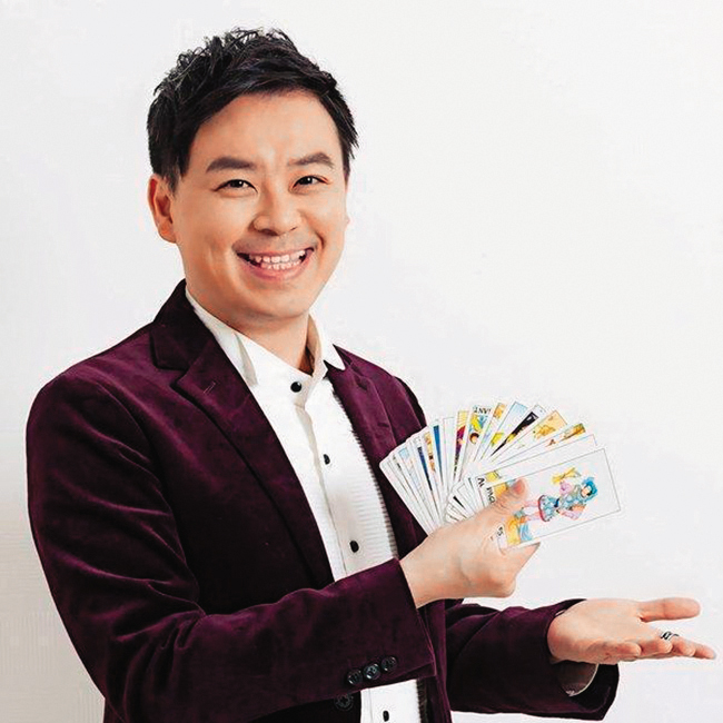 星座塔羅專家小孟老師為清水孟創辦人,曾任《蘋果日報》等多家報章雜誌專欄作家。(小孟老師提供)