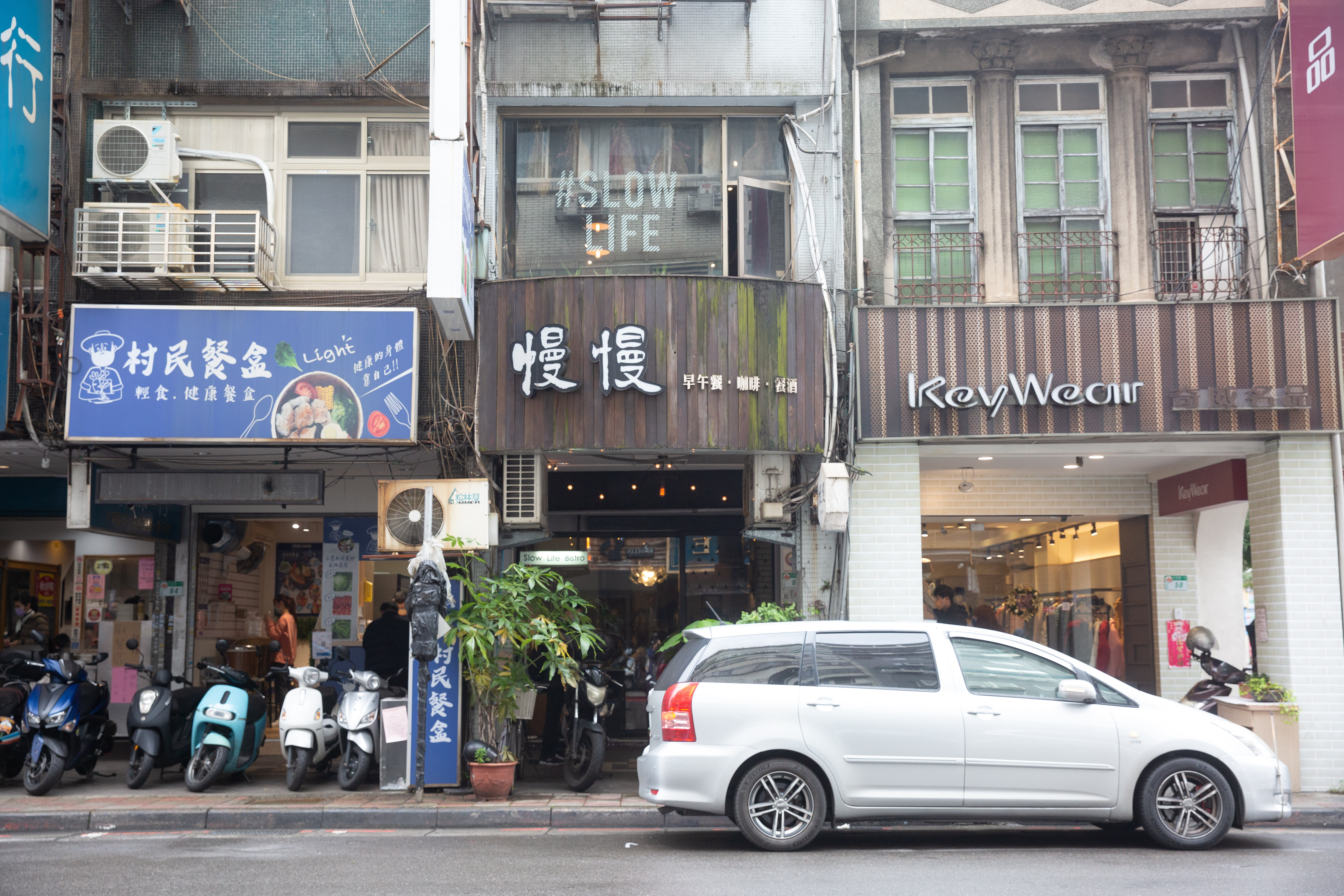陳音秀六年前用私房錢，獨資開慢慢餐酒館，租下位在中正紀念堂附近的五層樓舊公寓，一二樓開餐廳，其他樓層免費提供給亞斯家庭聚會辦活動。