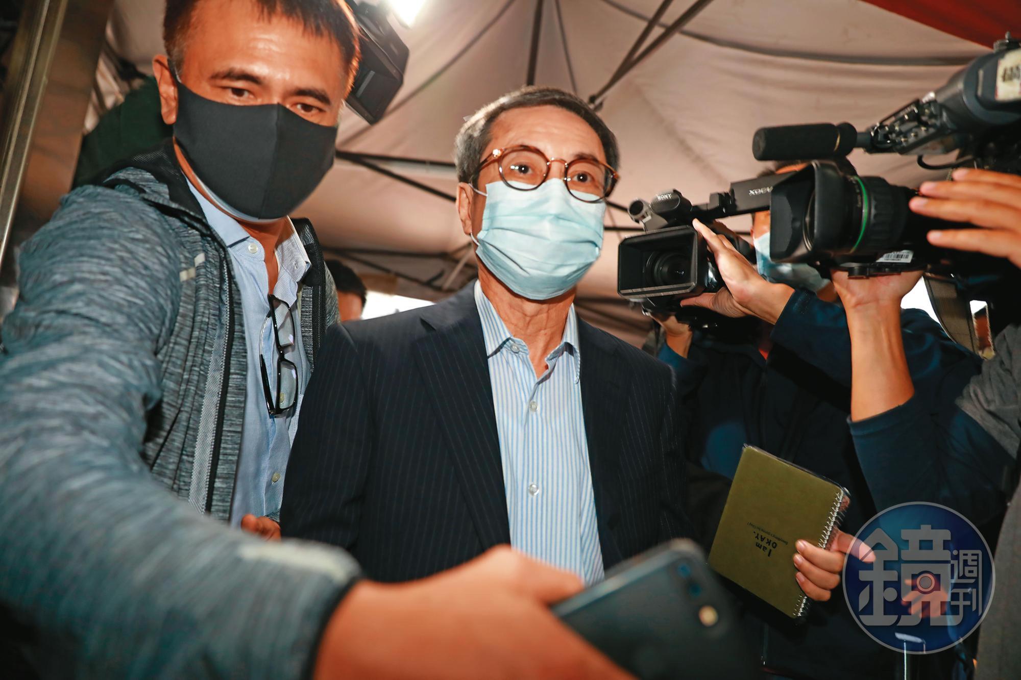 紡織業富商翁茂鍾（中）以司法追殺諸慶恩一家大小，遭本刊踢爆後，遭查另涉不法，去年底已入獄。