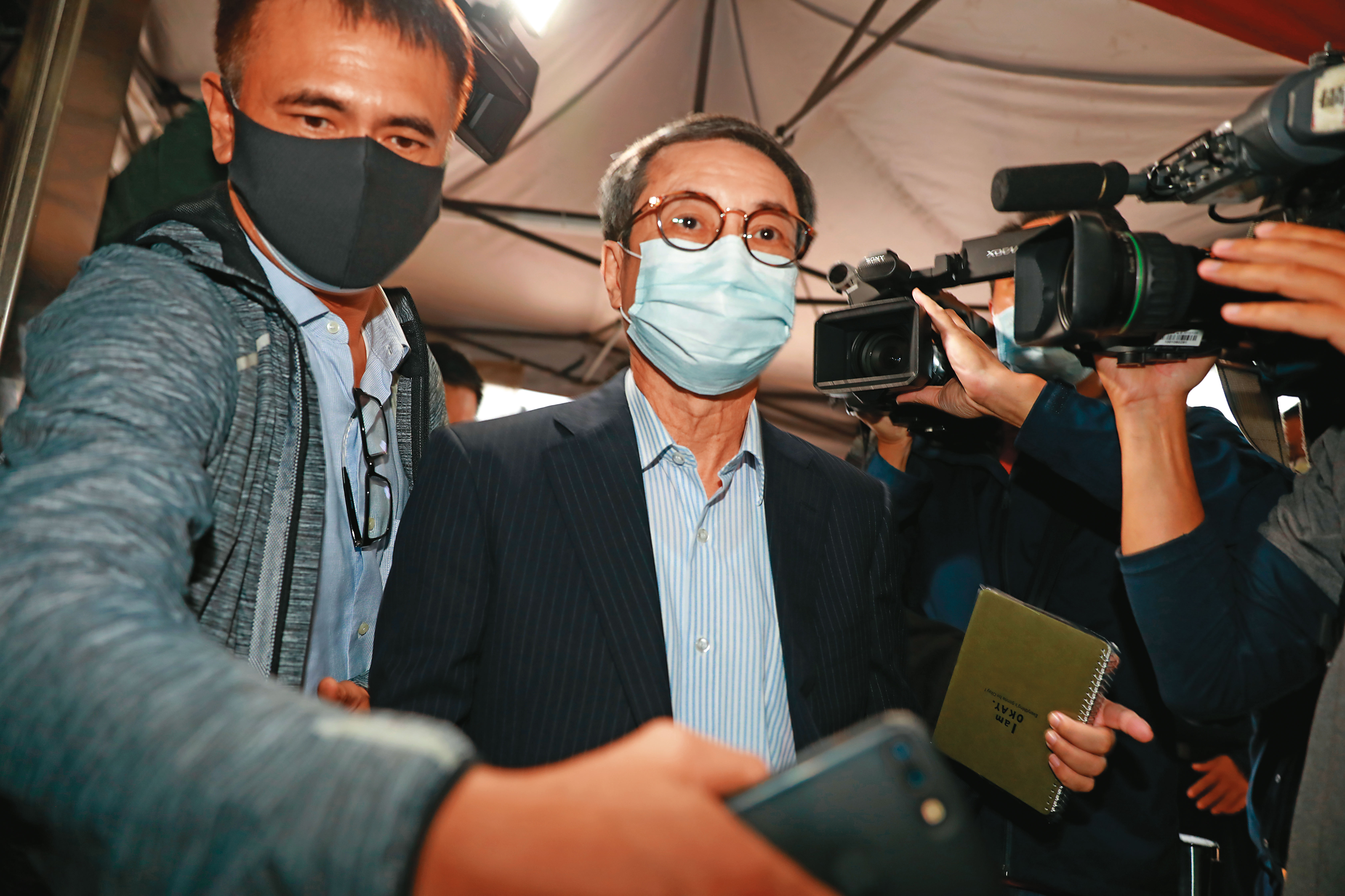 紡織業富商翁茂鍾（中）以司法追殺諸慶恩一家大小，遭本刊踢爆後，遭查另涉不法，去年底已入獄。