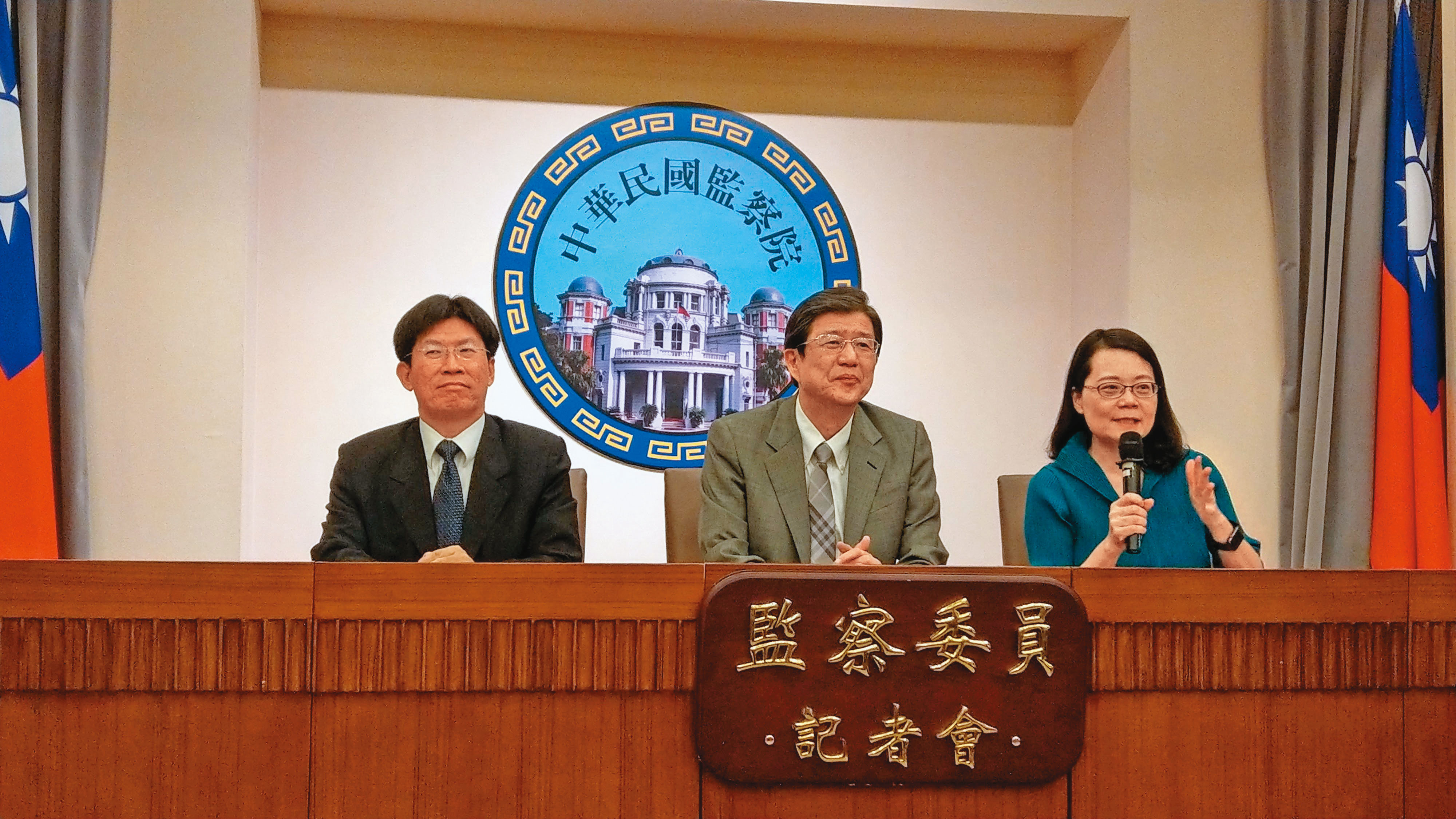 監察委員王美玉(右)與高涌誠(左)聯手彈劾石木欽,2020年率先啟動為冤死的諸慶恩平反。