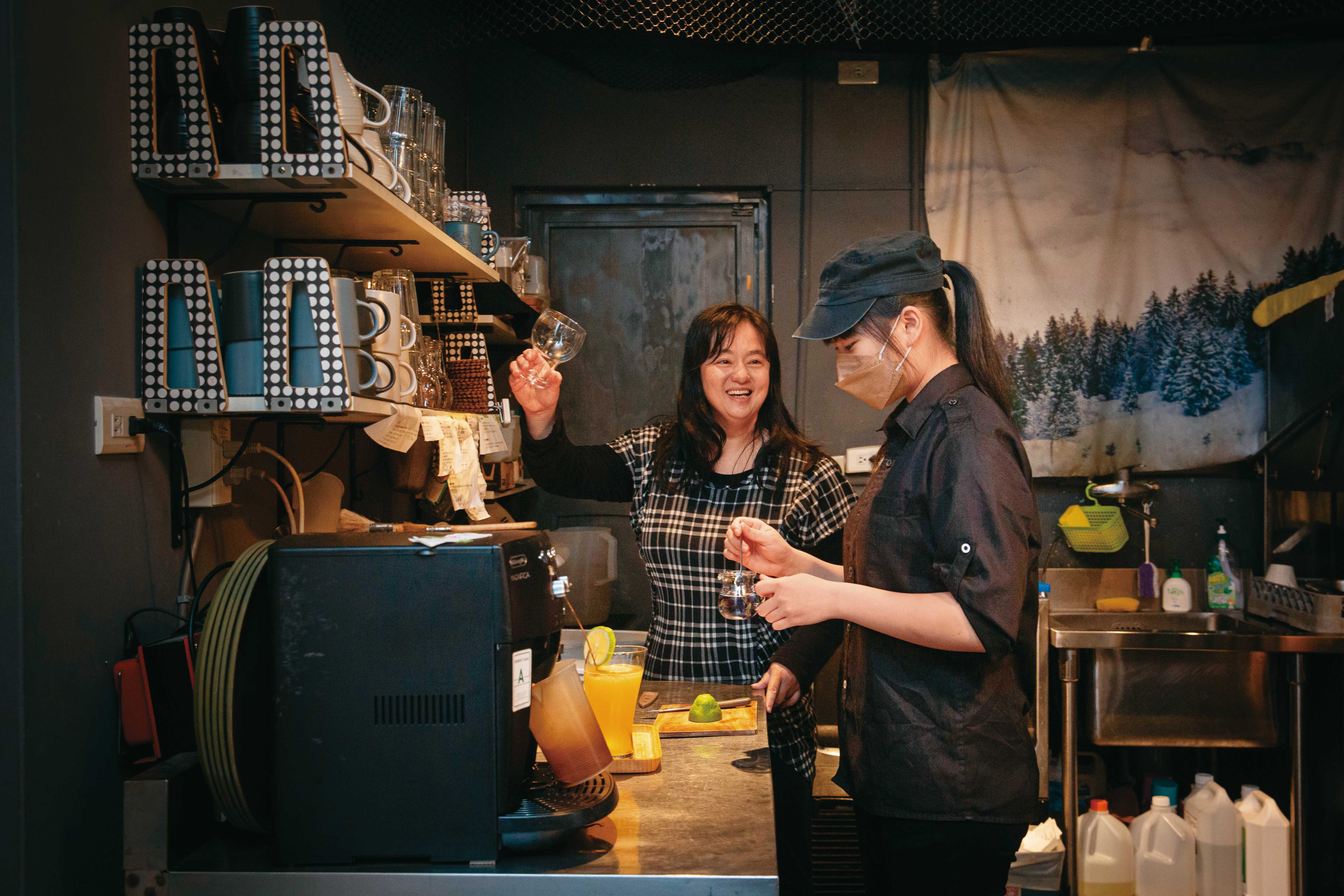 亞斯媽媽陳音秀曾專任10年高中國文老師，月入14萬高薪。為亞斯兒子暫停職場腳步的她，後來用400萬獨資開餐廳，還支援陪伴亞斯家庭行動計畫，是少數能自給自足的社會企業。