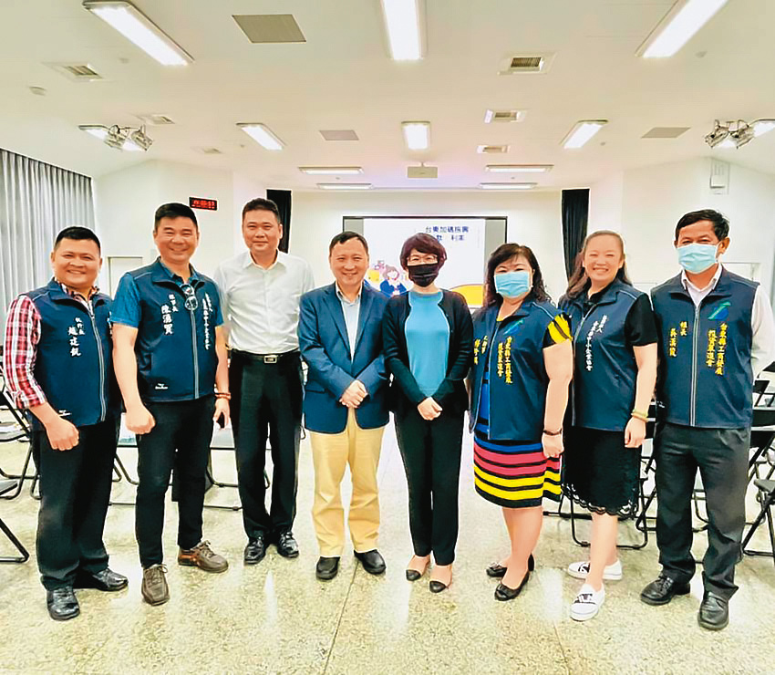 陳湧貿（左2）擔任台東縣中小企業協會理事長，與縣長饒慶鈴（右3）常有互動。（翻攝台東縣政府官網）