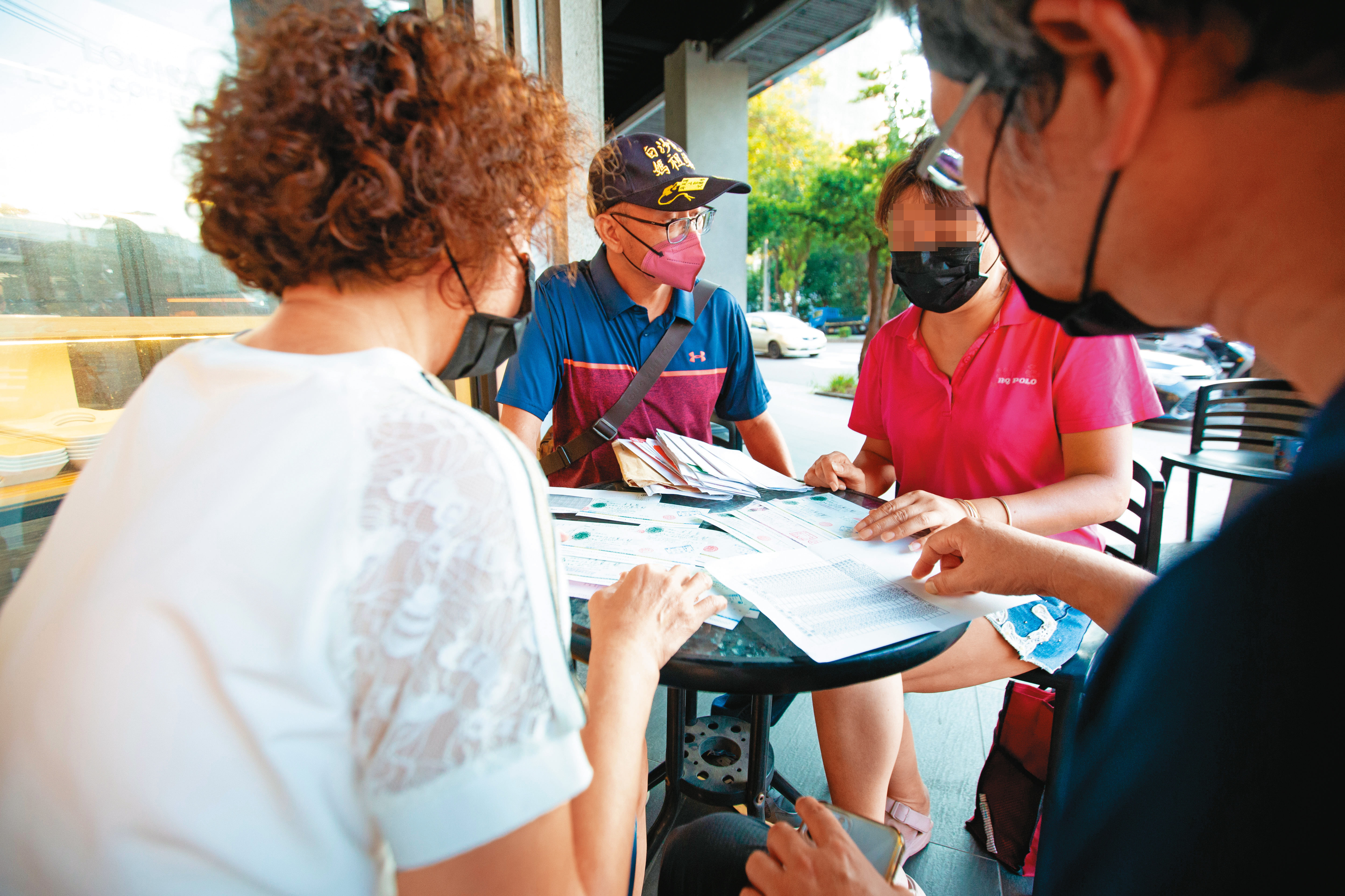 多名被害人(圖)出面指控陳湧貿夫婦惡意倒債,呼籲旅客抵制其民宿。