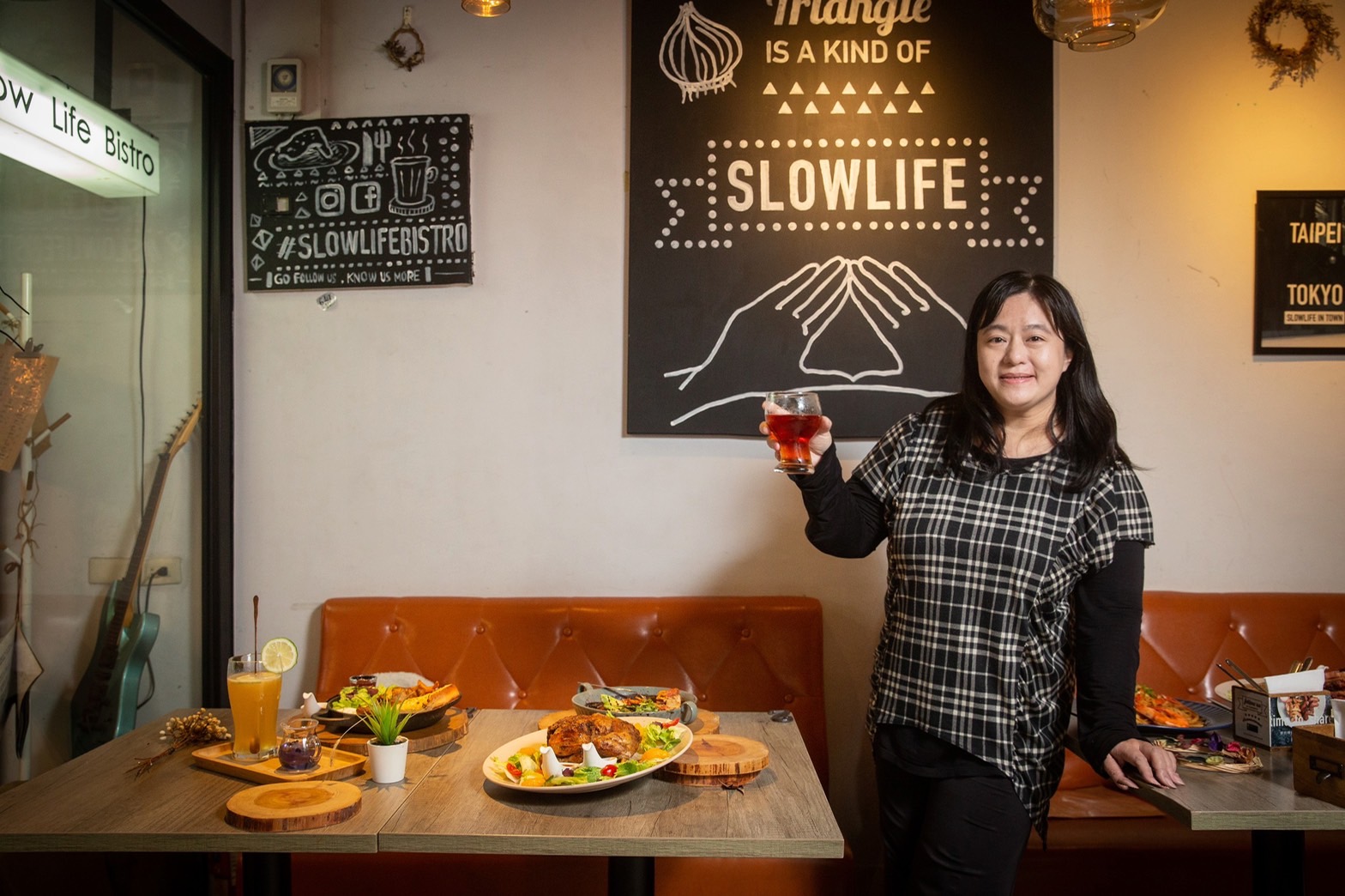 曾當10年專職國文老師、人生習慣衝刺的陳音秀，6年前開了慢慢餐酒館，部分營收用來支援亞斯家庭陪伴行動，是少數可以自給自足的社會企業。