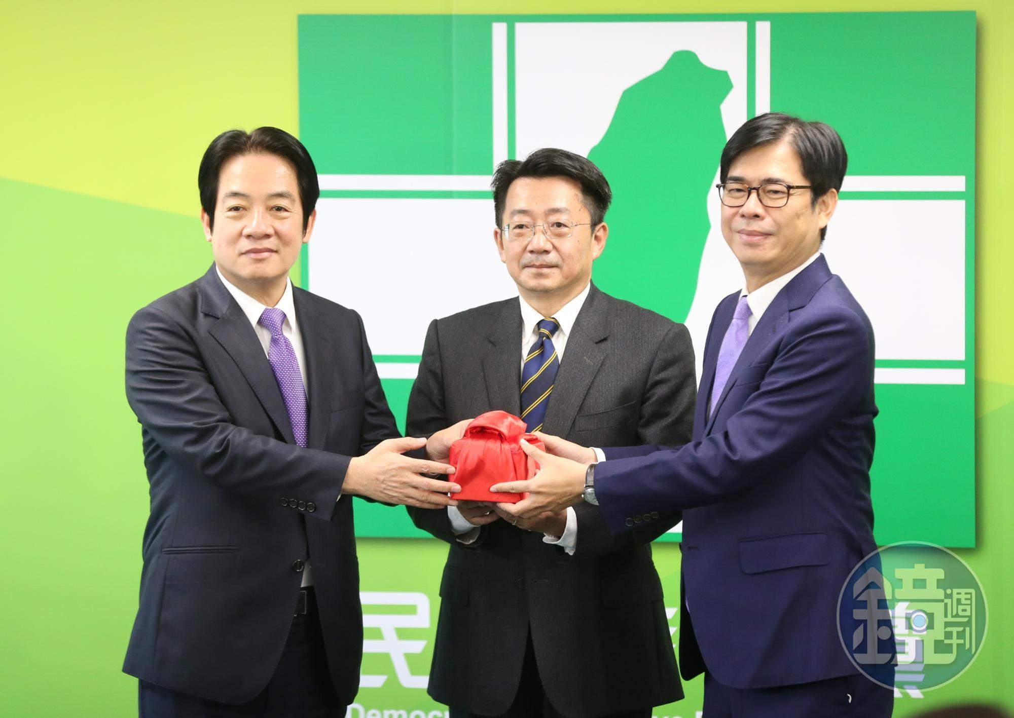賴清德(左)從代理黨主席陳其邁(右)手中接過印信,象徵交接。